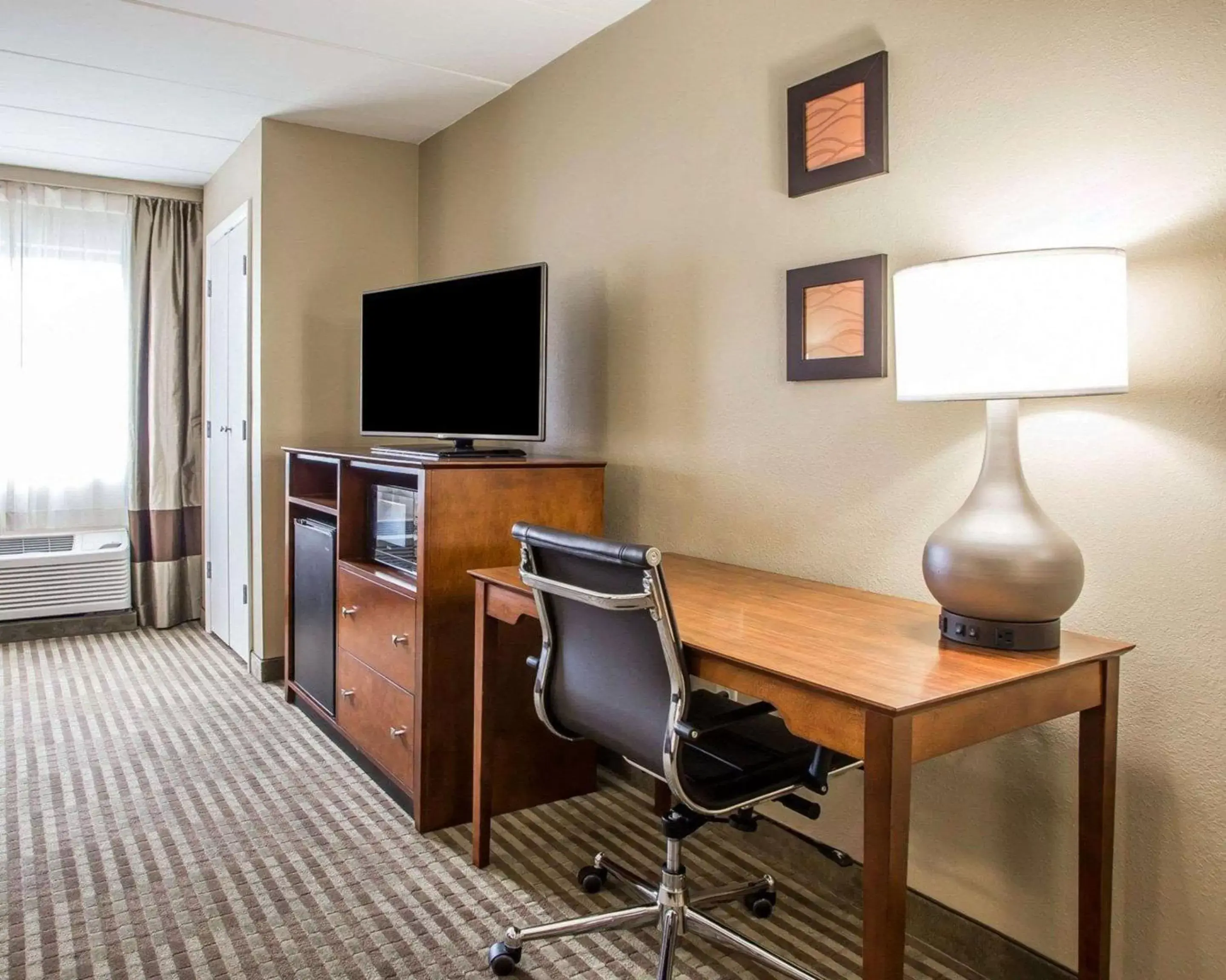 Photo of the whole room, TV/Entertainment Center in Comfort Inn Hammond I-94