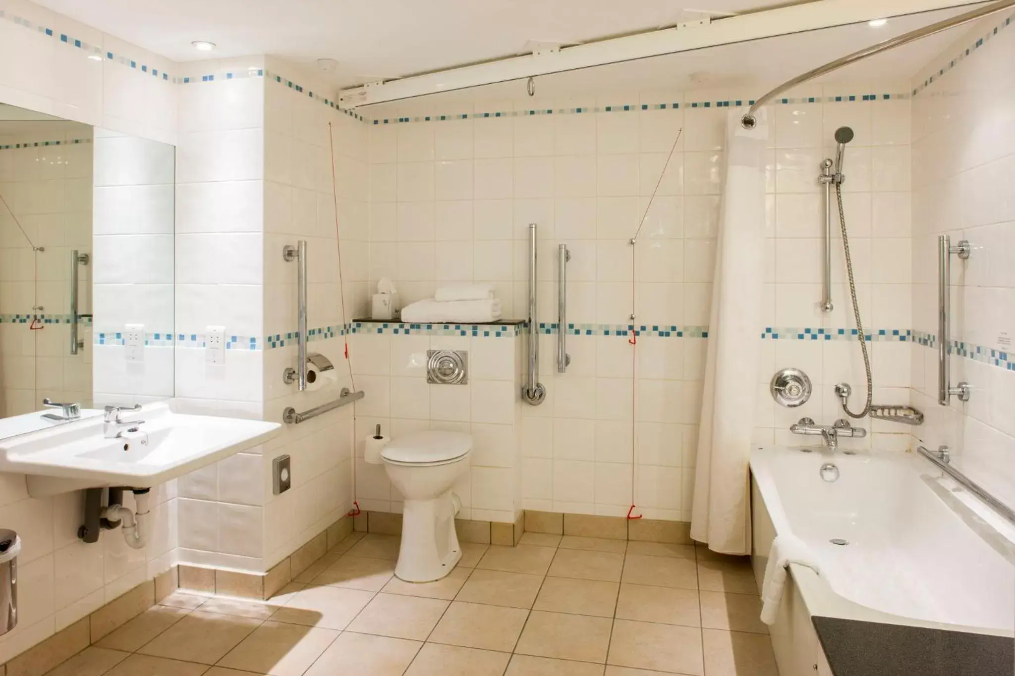 Photo of the whole room, Bathroom in Holiday Inn Birmingham M6, Jct7, an IHG Hotel