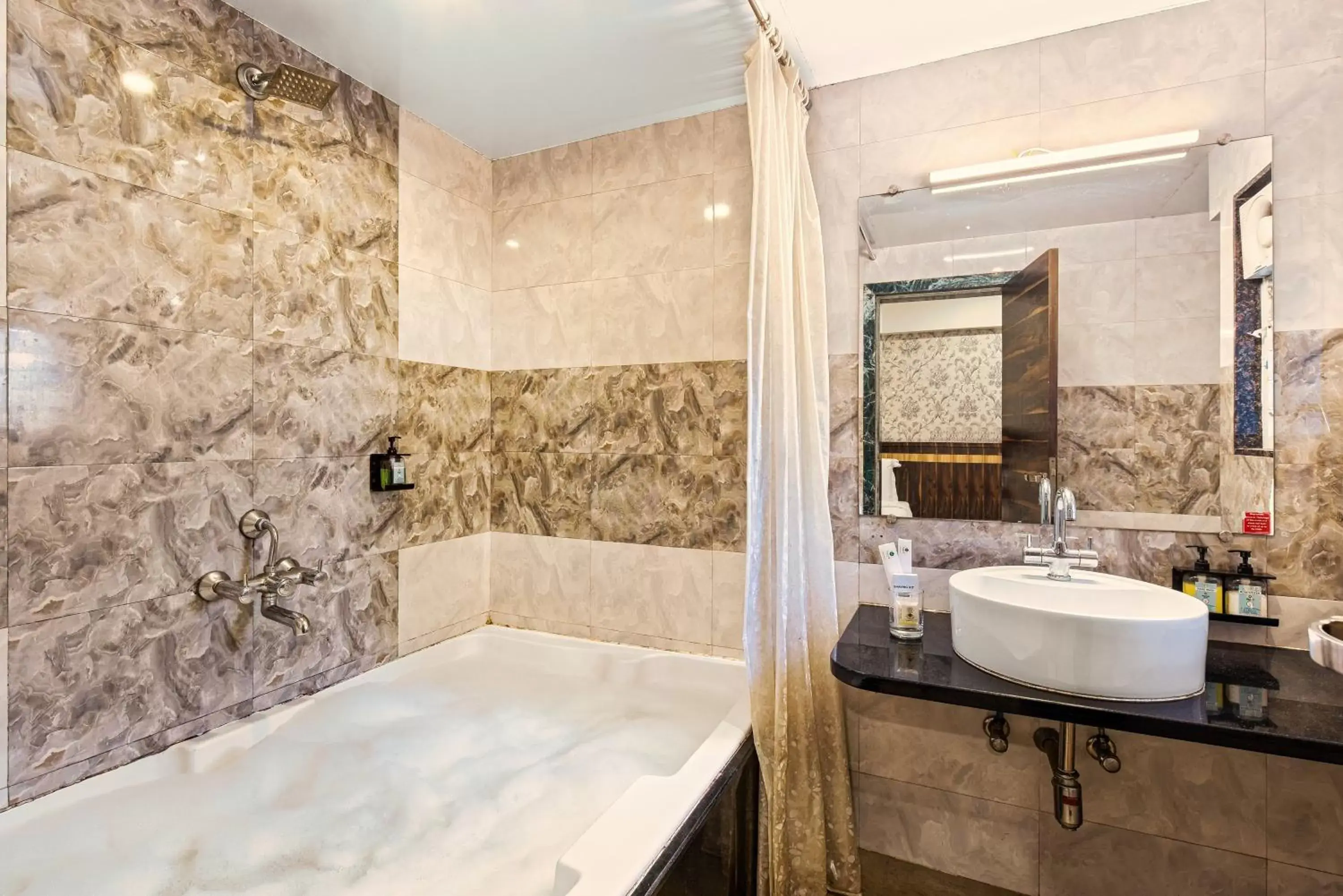 Royal Deluxe With Bathtub in Mayur Retreat & Spa Royal Deluxe With Bathtub in Mayur Retreat & Spa