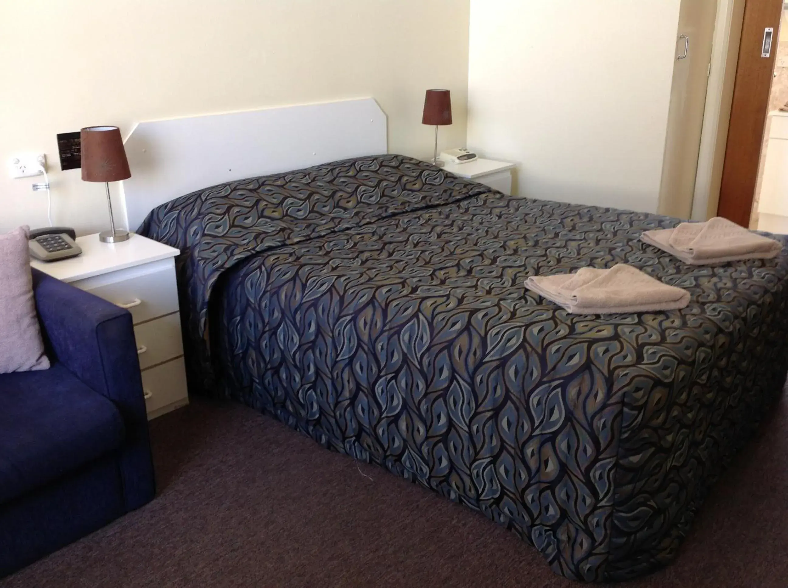 Photo of the whole room, Bed in Grand Central Motel