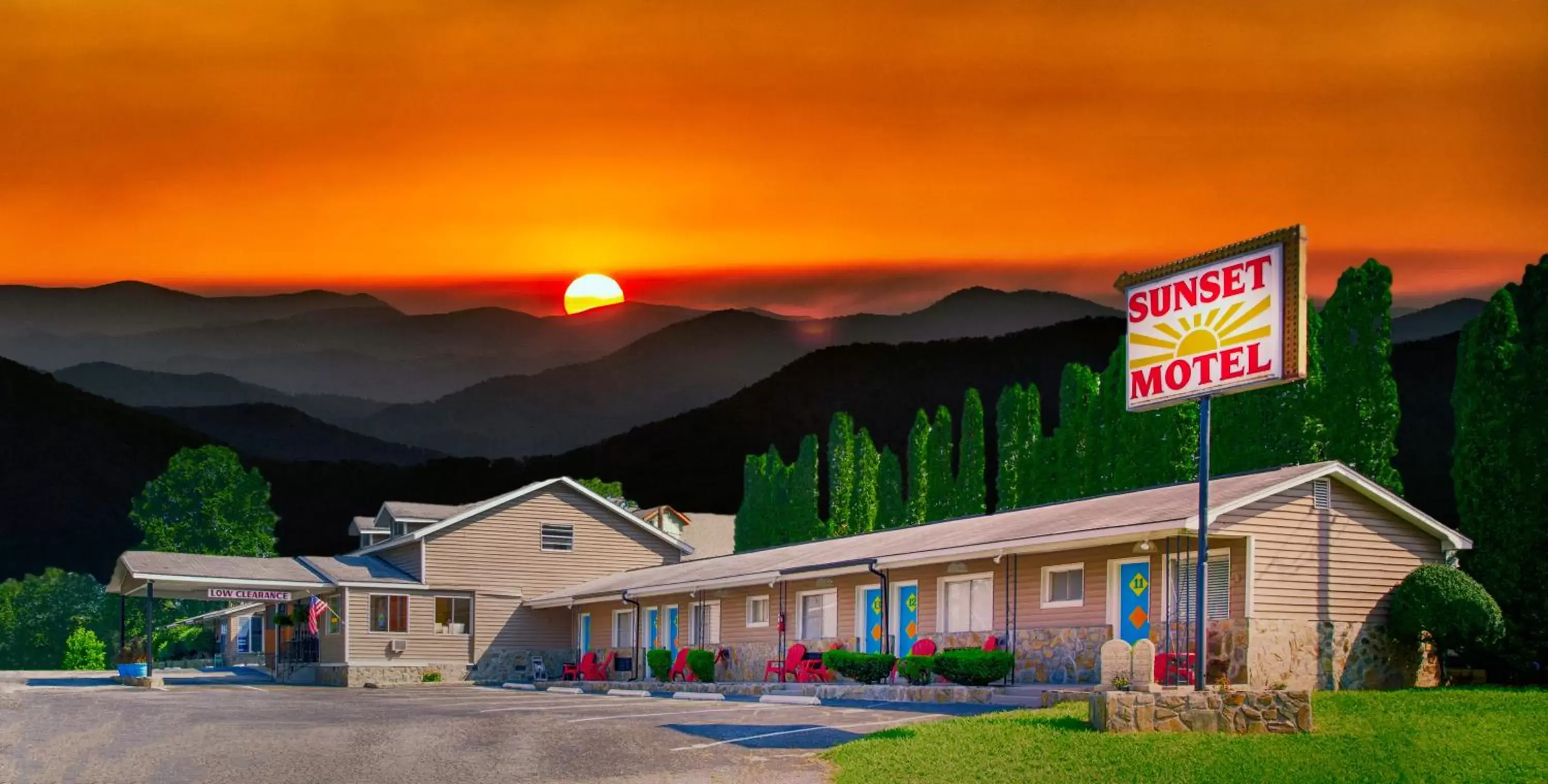 Facade/entrance, Property Building in Sunset Motel