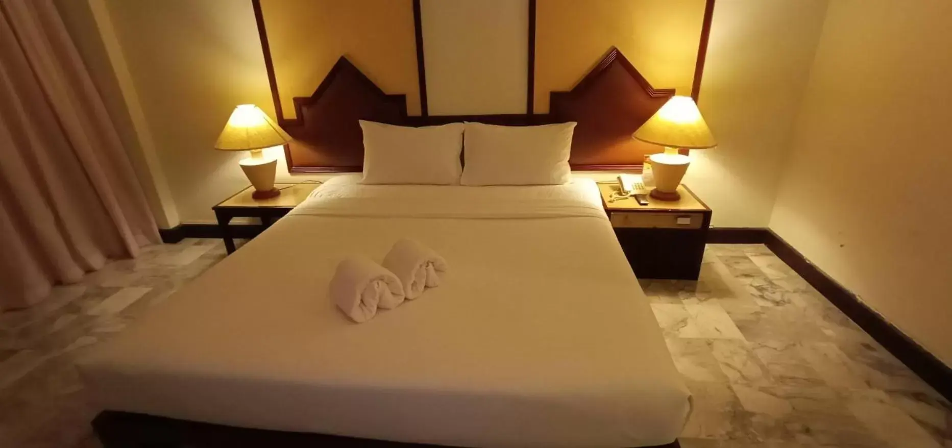 Bed in Seeharaj Hotel