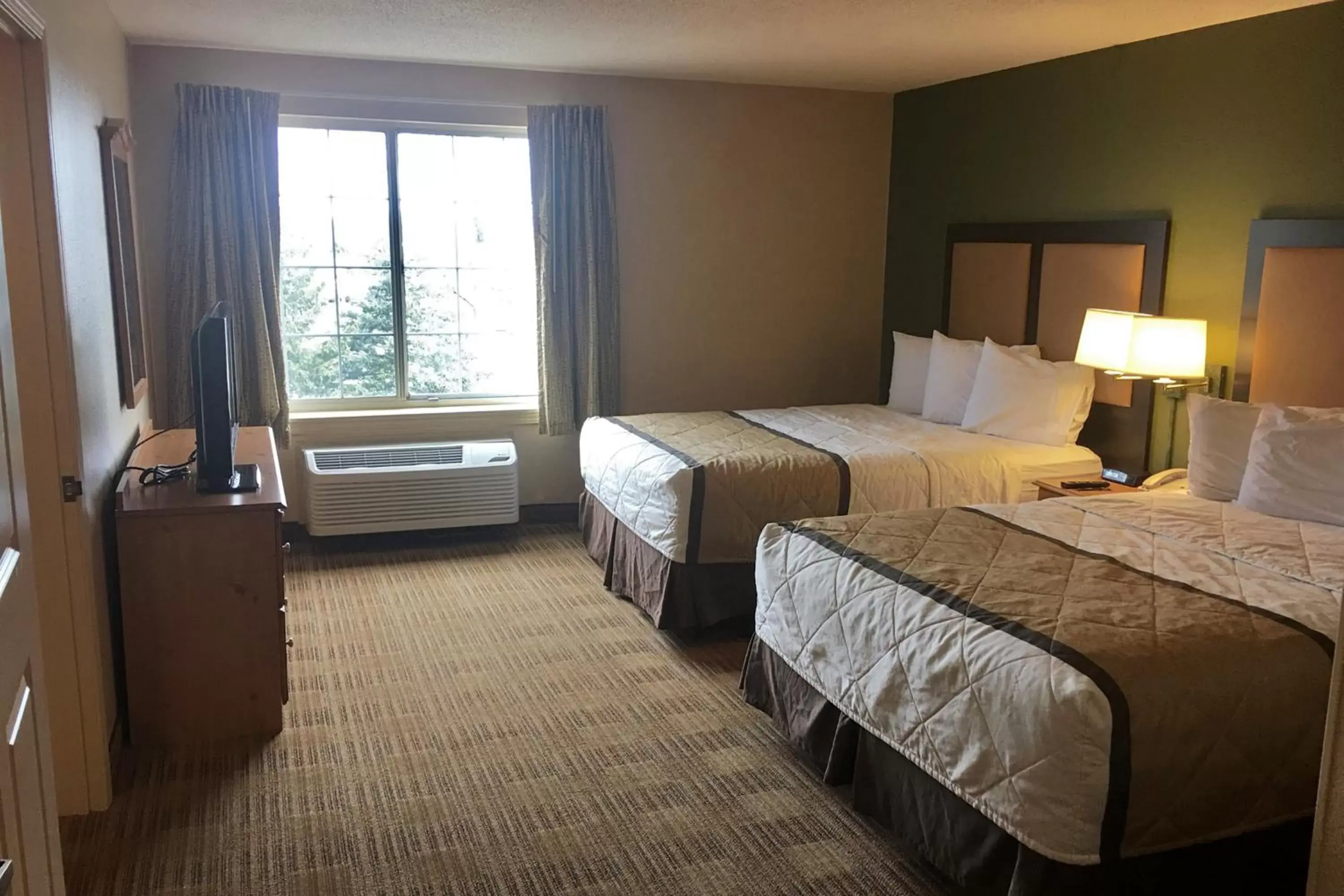 Bed in Extended Stay America Suites - Cleveland - Airport - North Olmsted