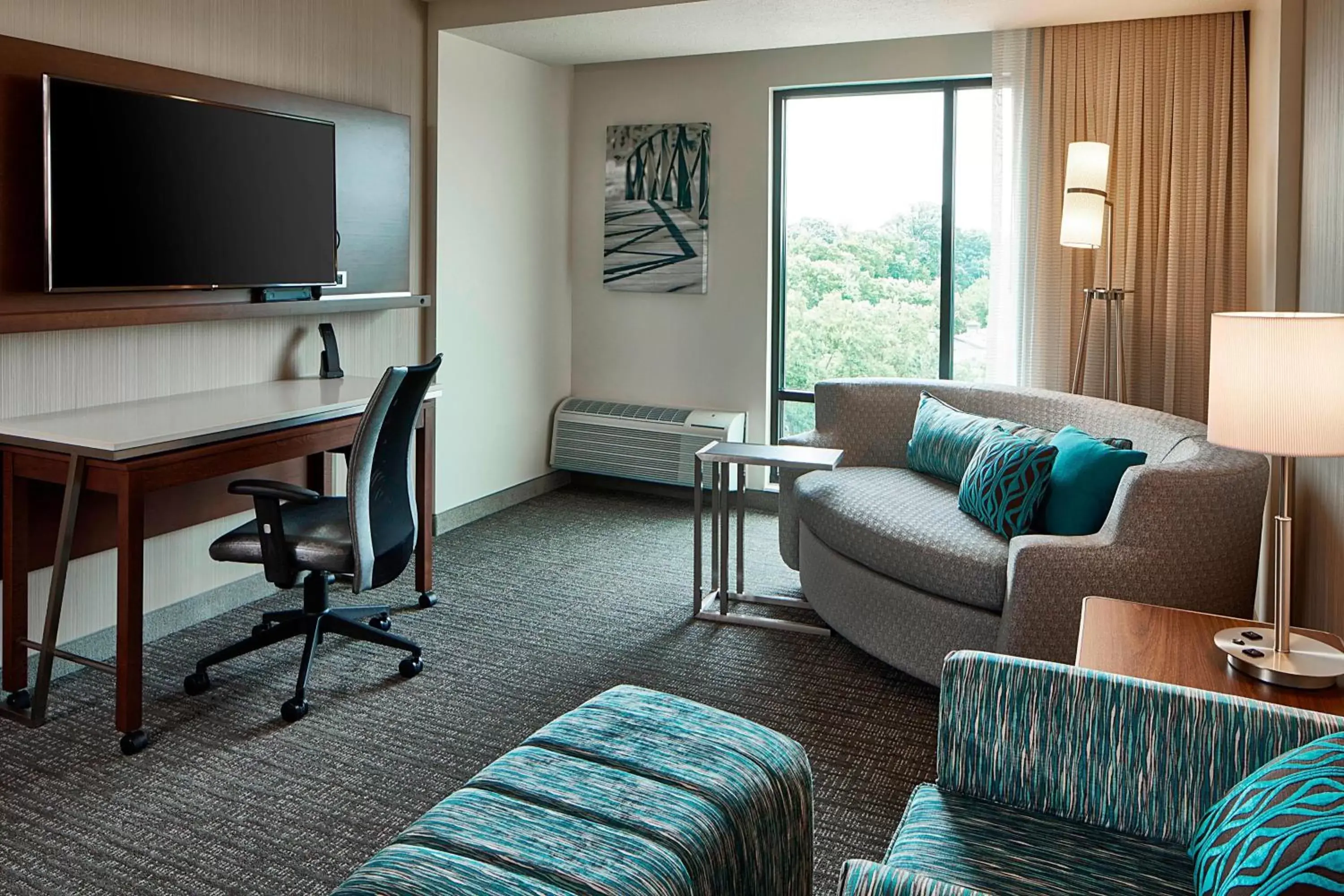 Photo of the whole room, Seating Area in Courtyard by Marriott Minneapolis West