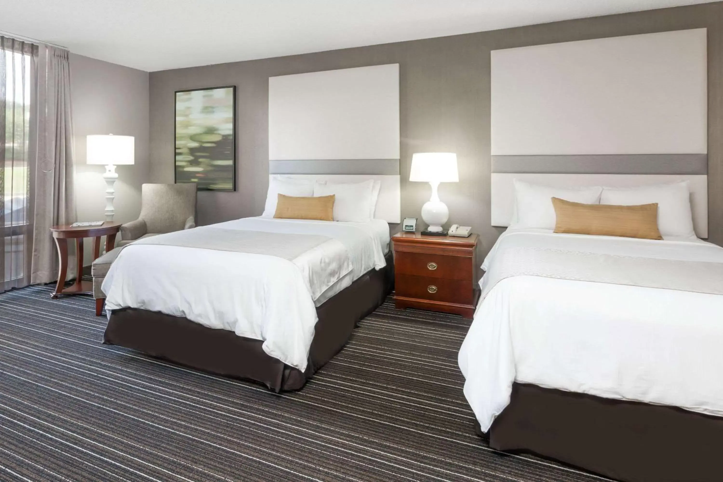 Photo of the whole room, Bed in Sonesta Atlanta Northwest Galleria