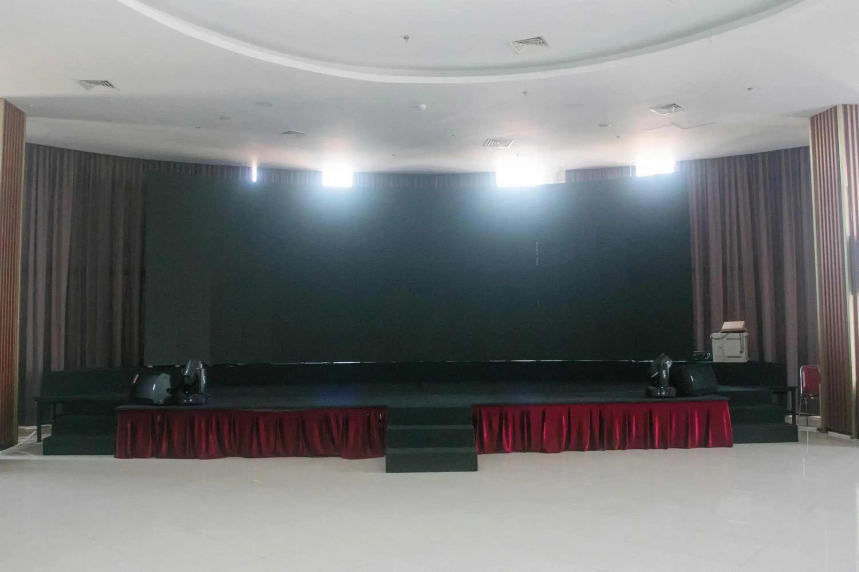 Meeting/conference room, TV/Entertainment Center in Choice City Hotel