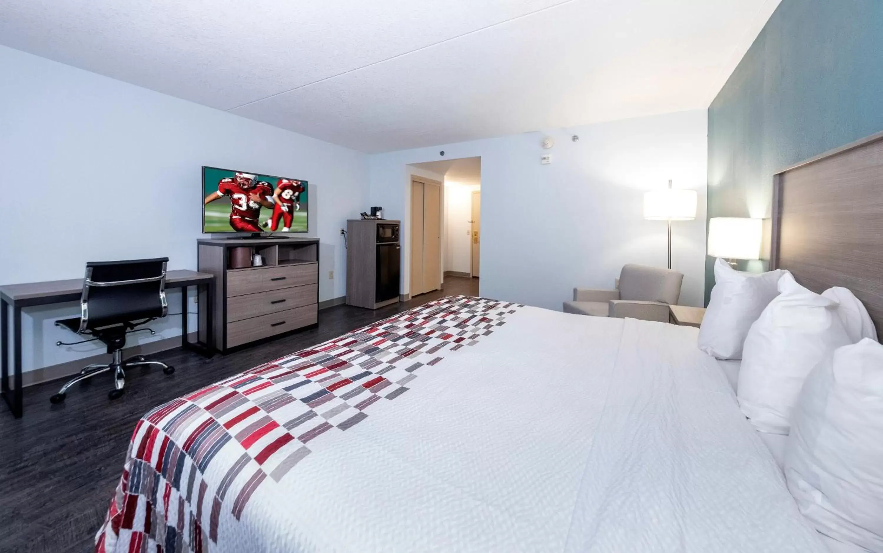 Photo of the whole room, TV/Entertainment Center in Red Roof Inn & Suites Wilmington – New Castle