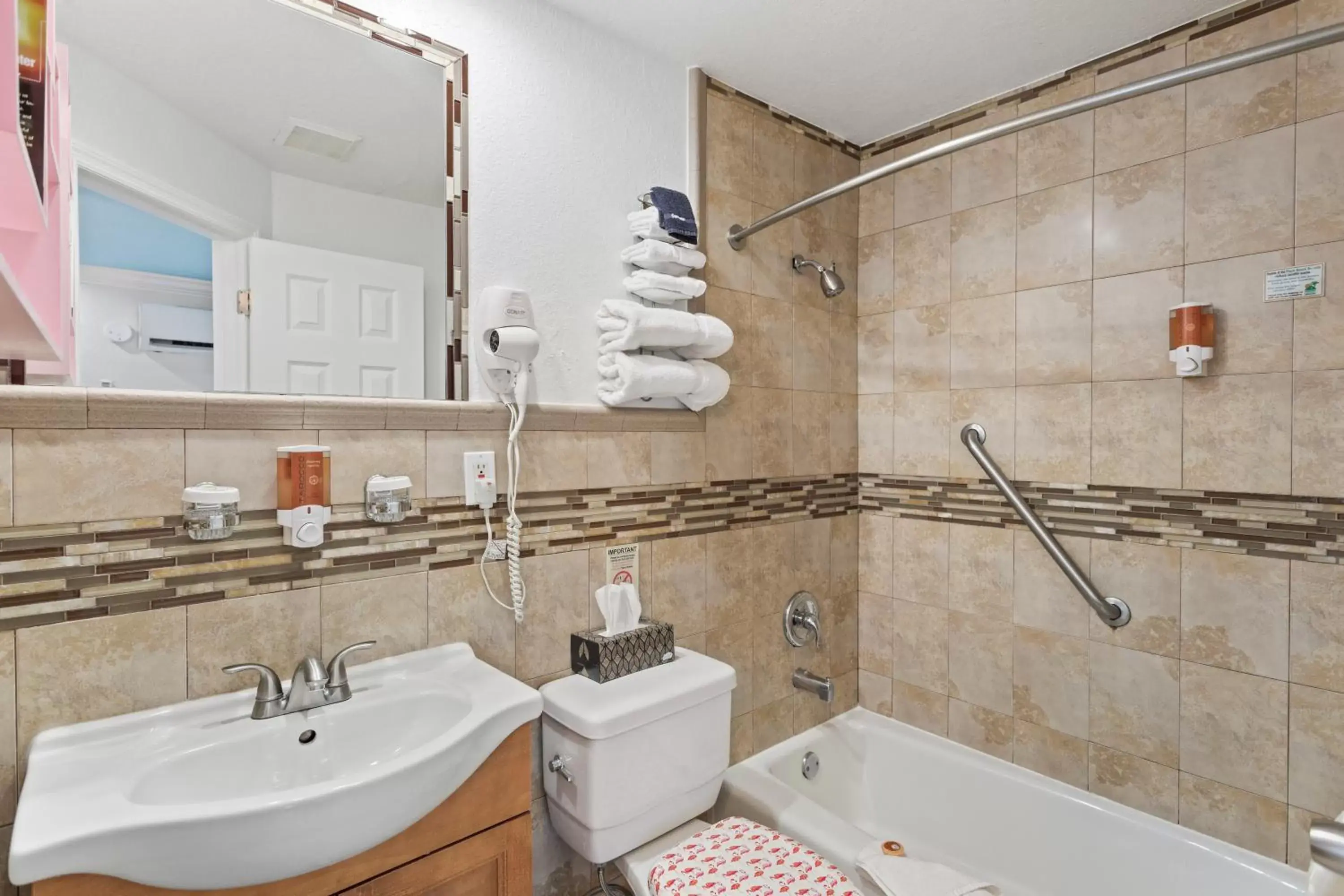 Shower, Bathroom in Plaza Beach Hotel - Beachfront Resort