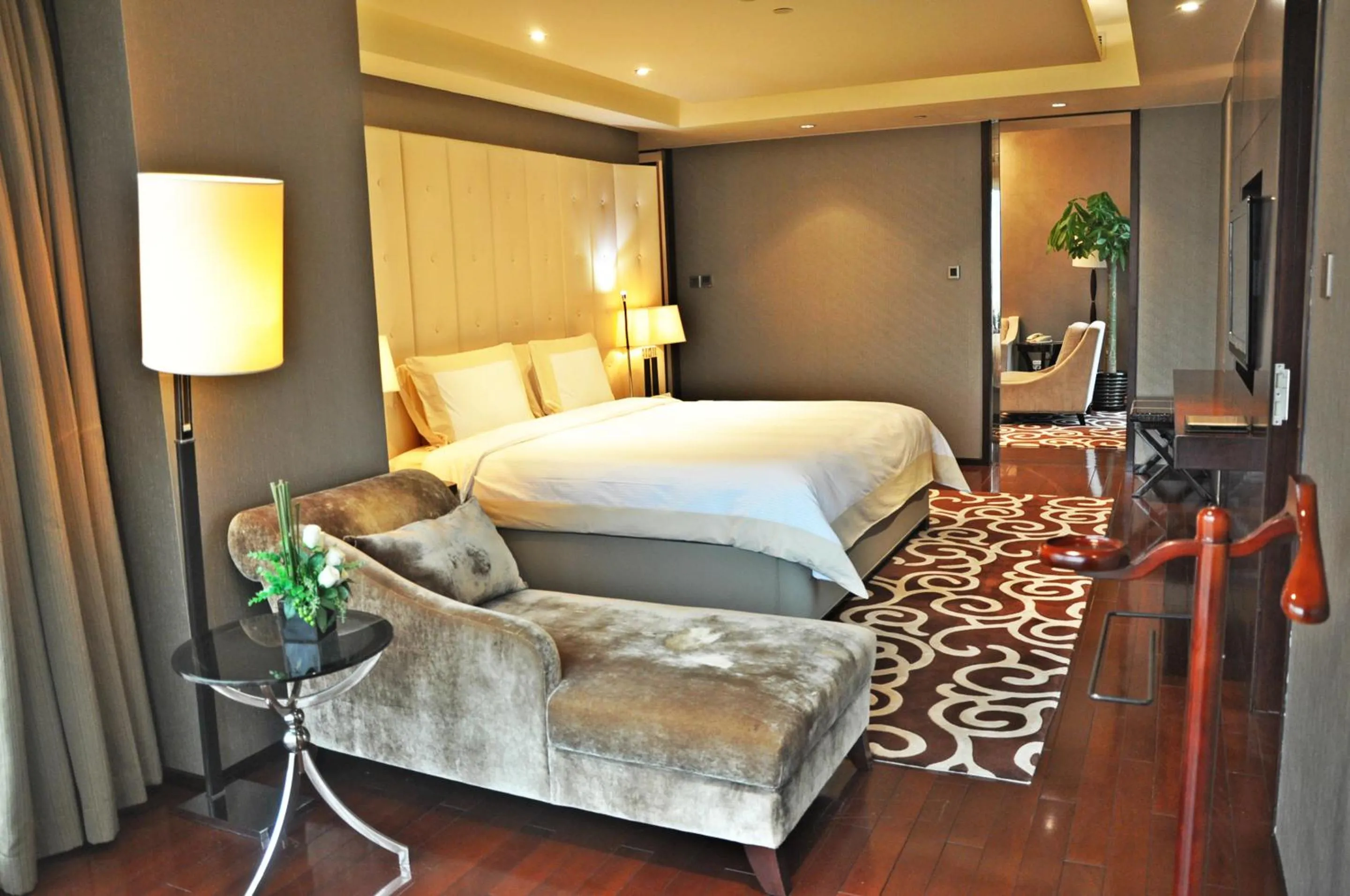 Bed in Royal International Hotel Shanghai - Pudong International Airport