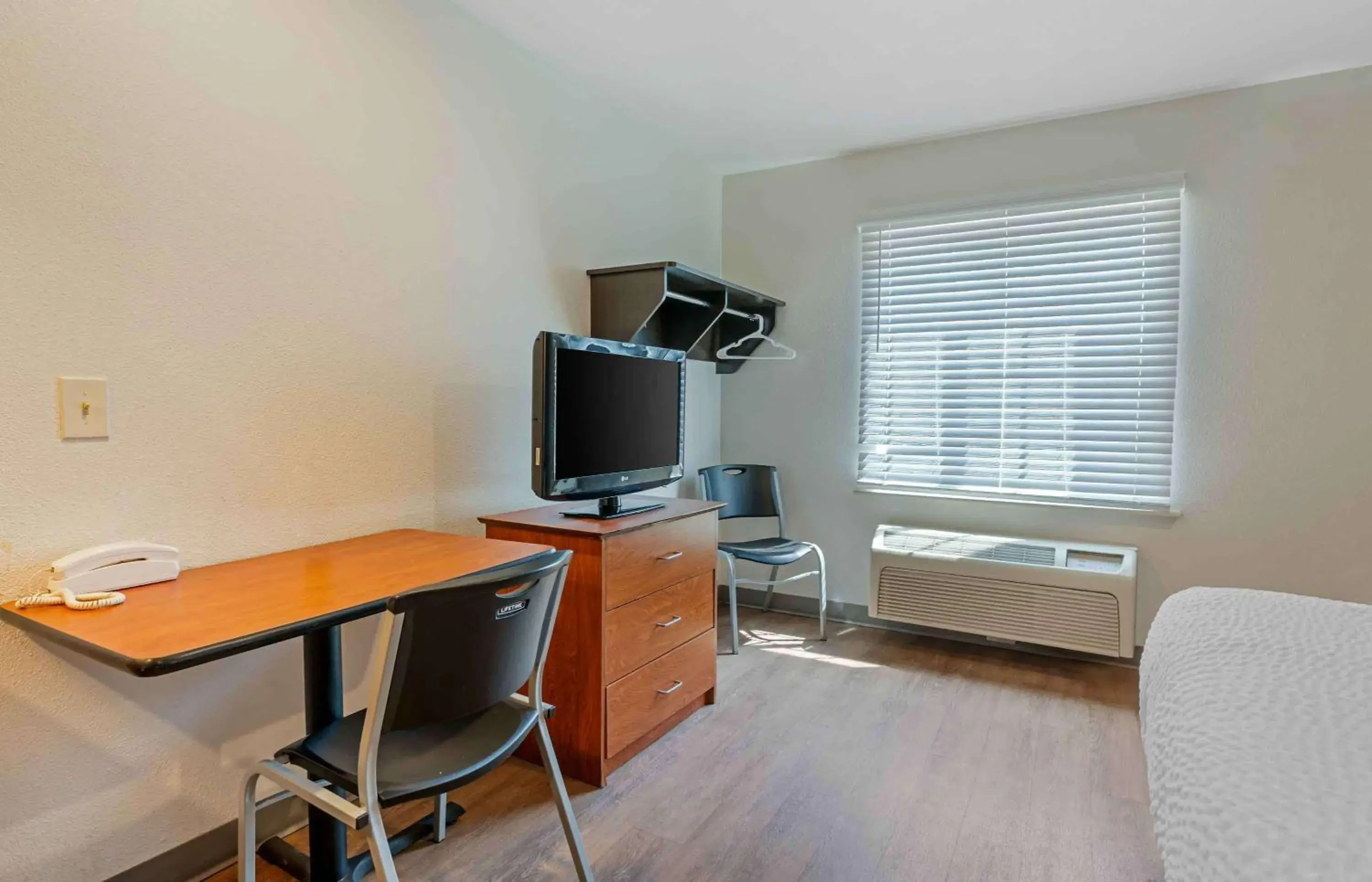 Bedroom, TV/Entertainment Center in Extended Stay America Select Suites - Indianapolis - Lawrence