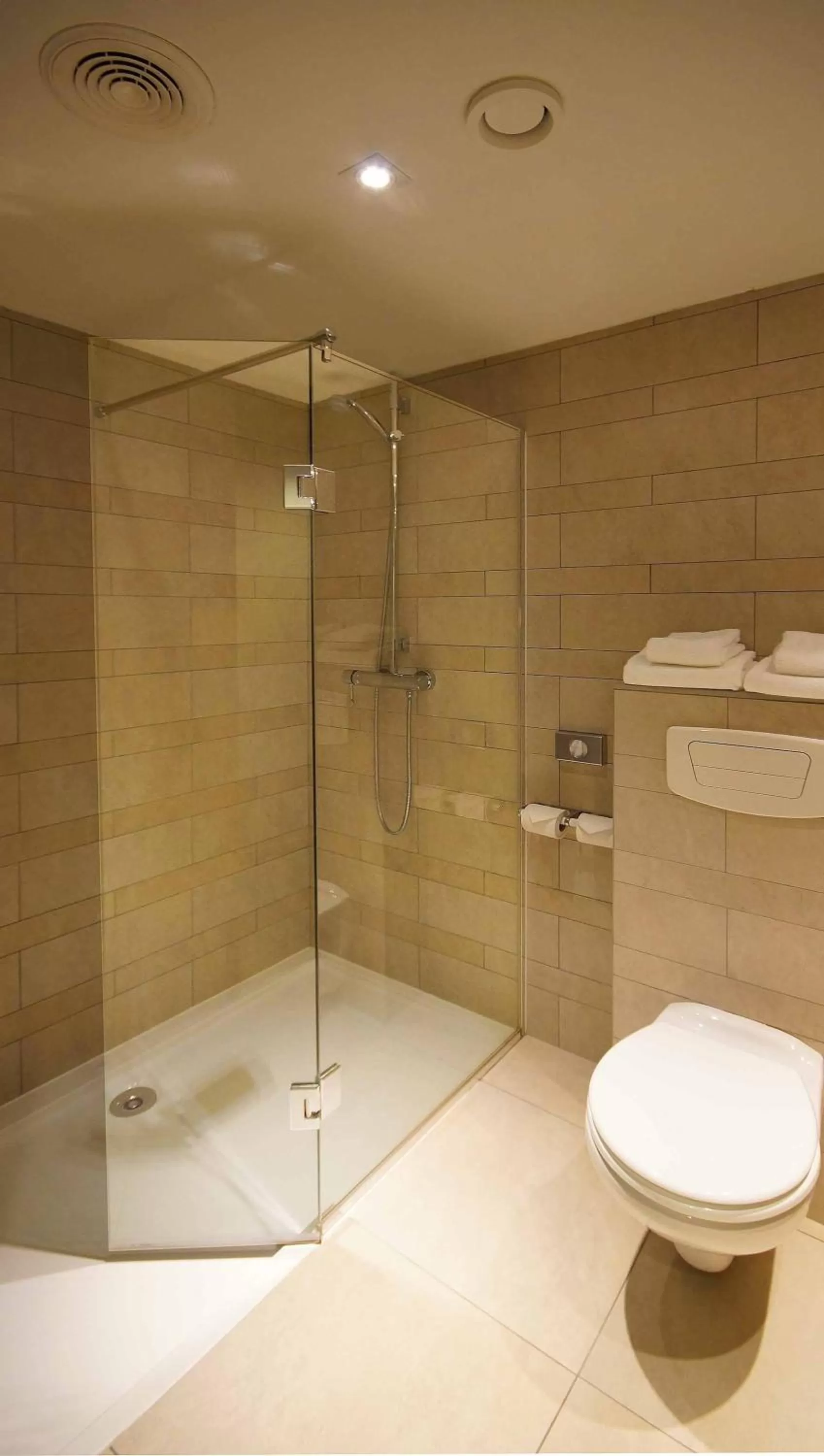 Bathroom in De Keyser Hotel