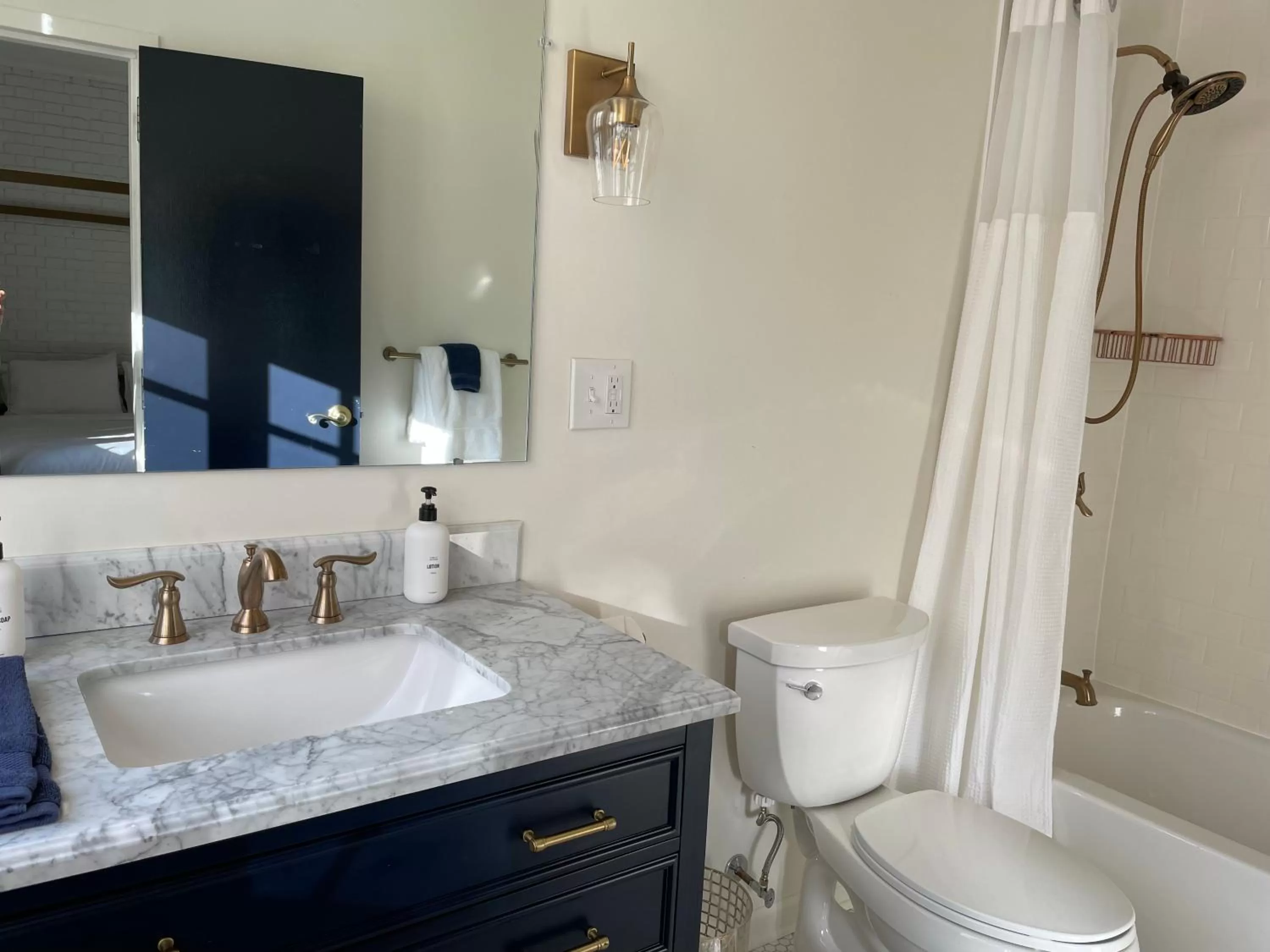 Bathroom in The Argus Hotel & Cocktail Lounge