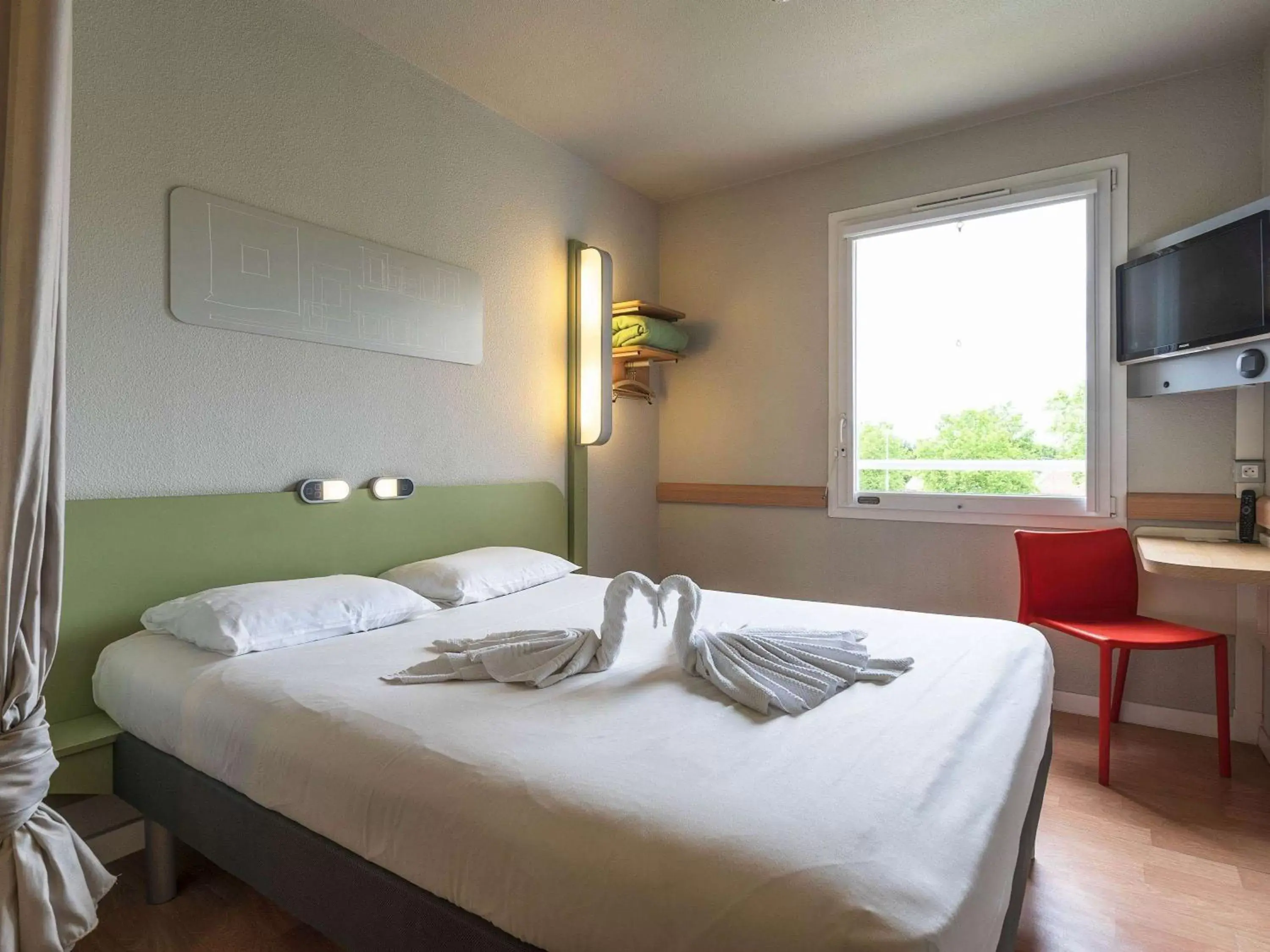 Photo of the whole room, Bed in ibis budget Saint Pourcain