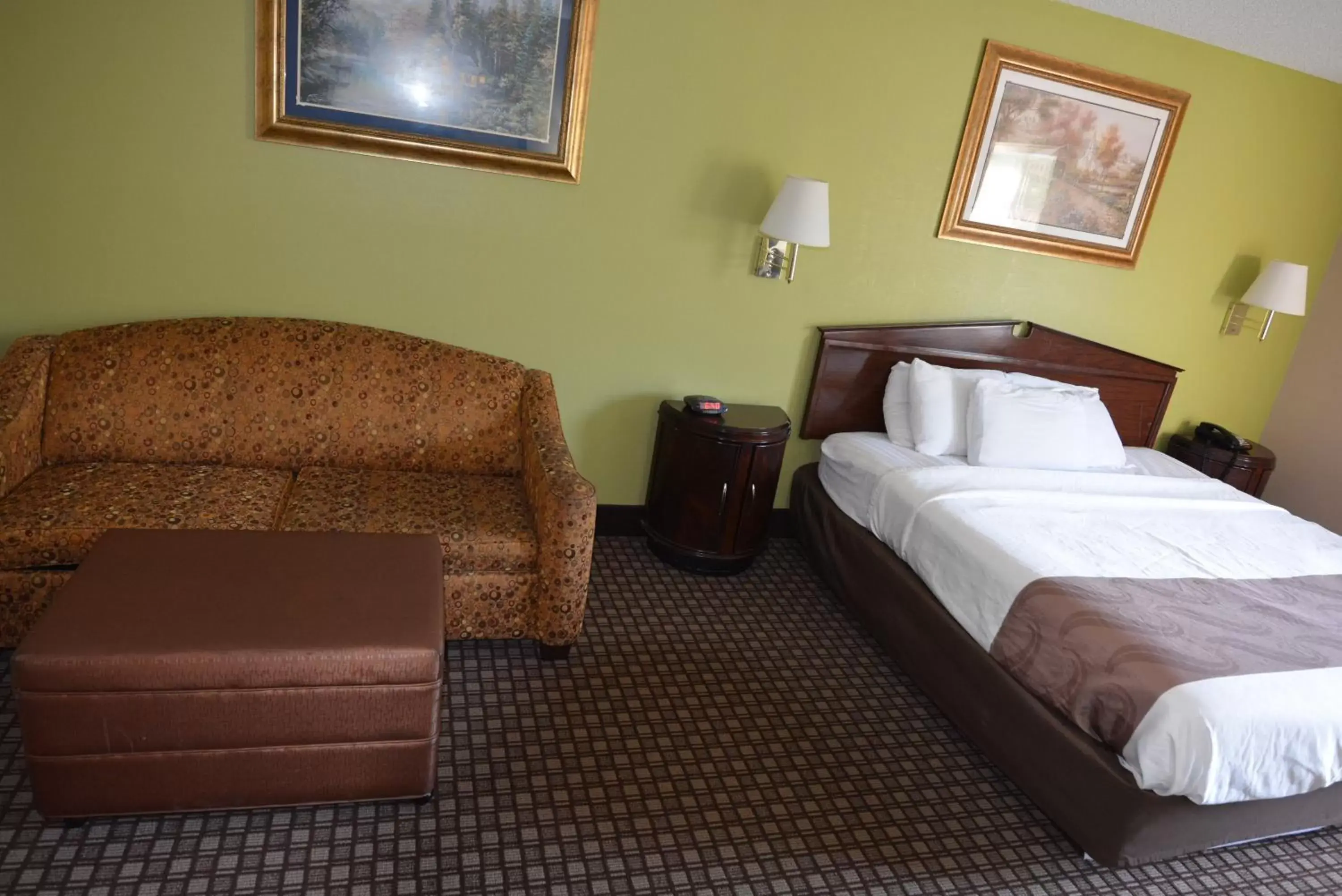 Bed in Jameson Inn and Suites Hazelhurst