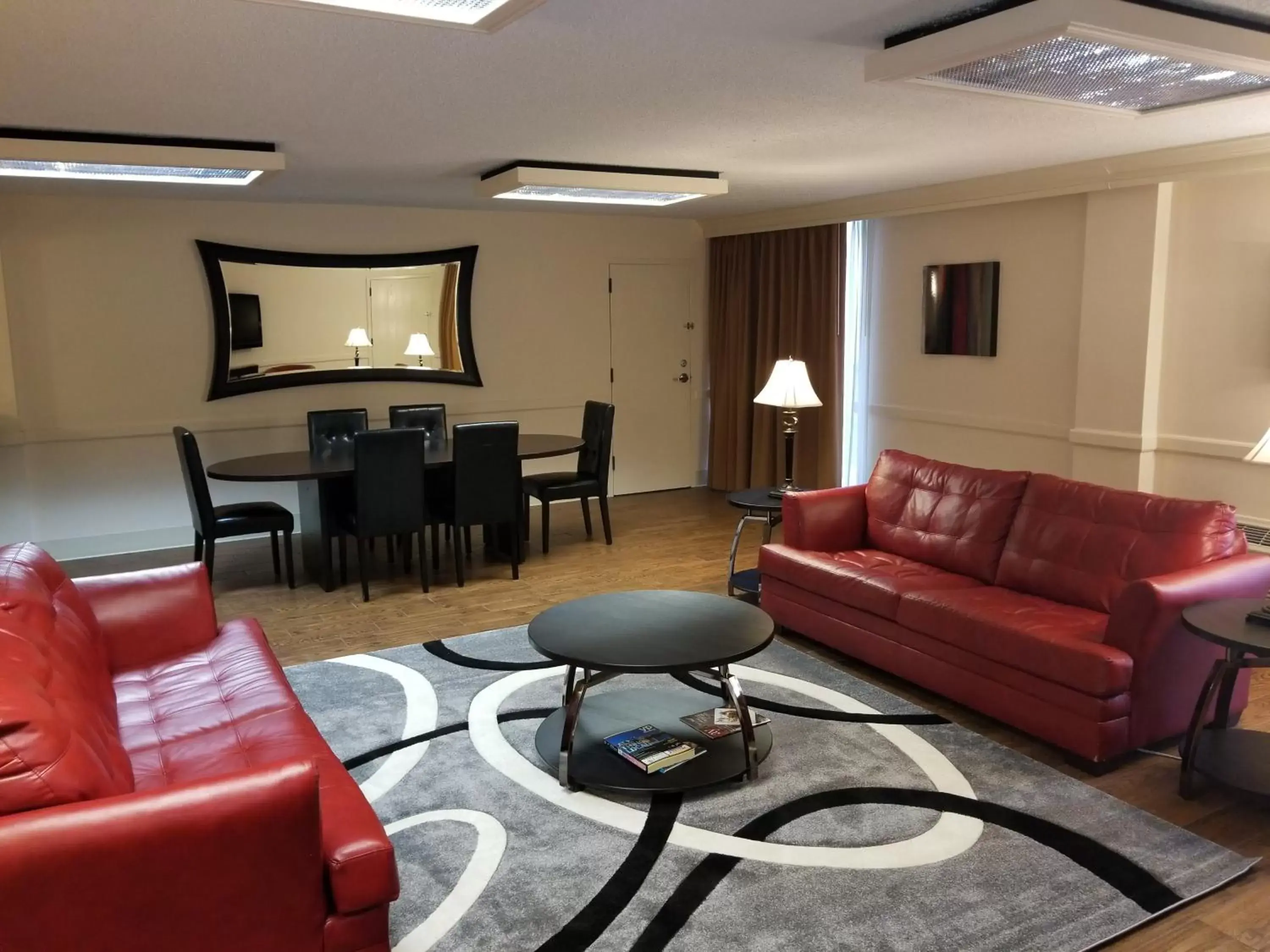 Living room, Seating Area in Wyndham Riverfront Hotel