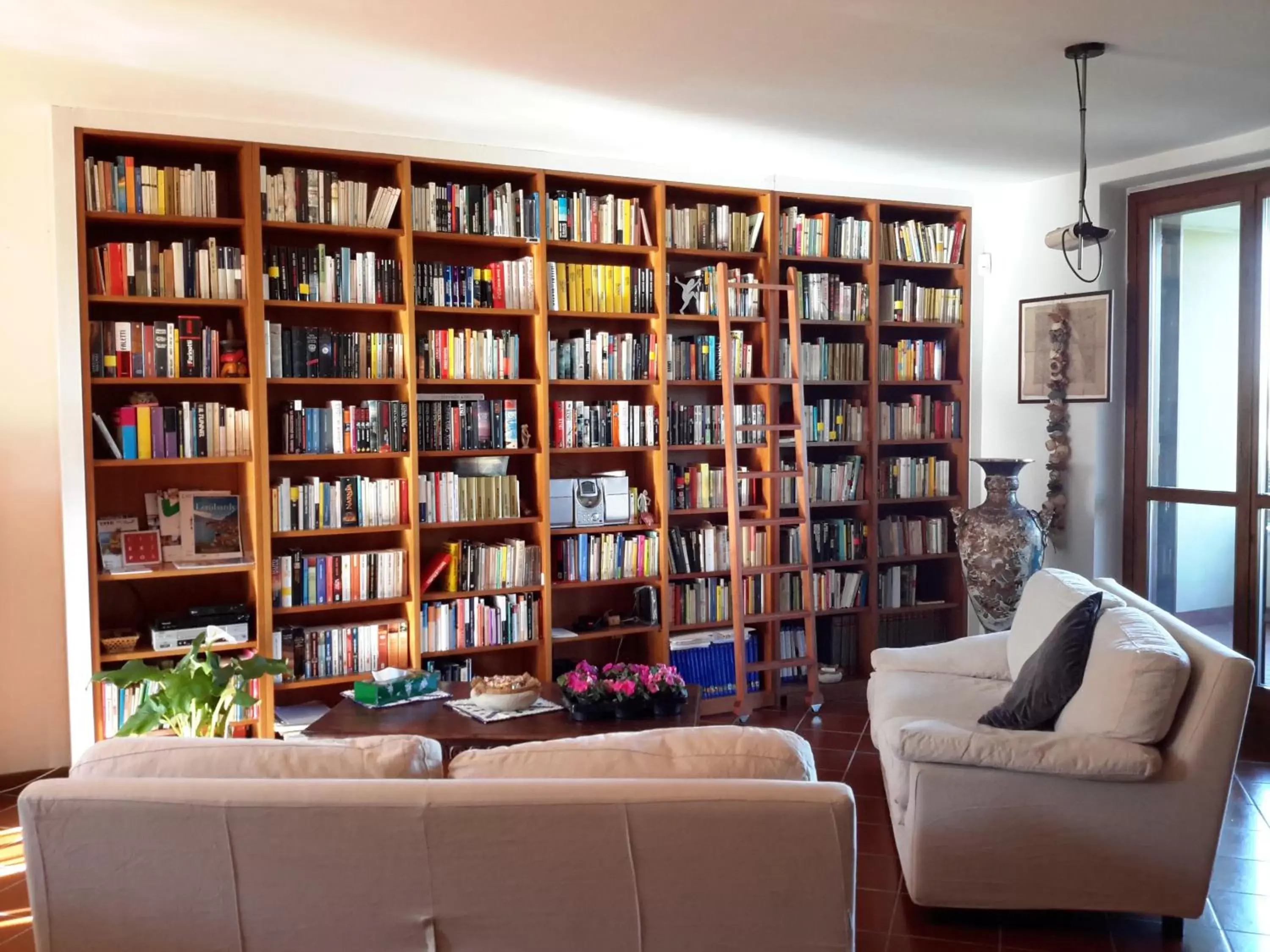 Communal lounge/ TV room, Library in B&B Il Glicine di Basiglio