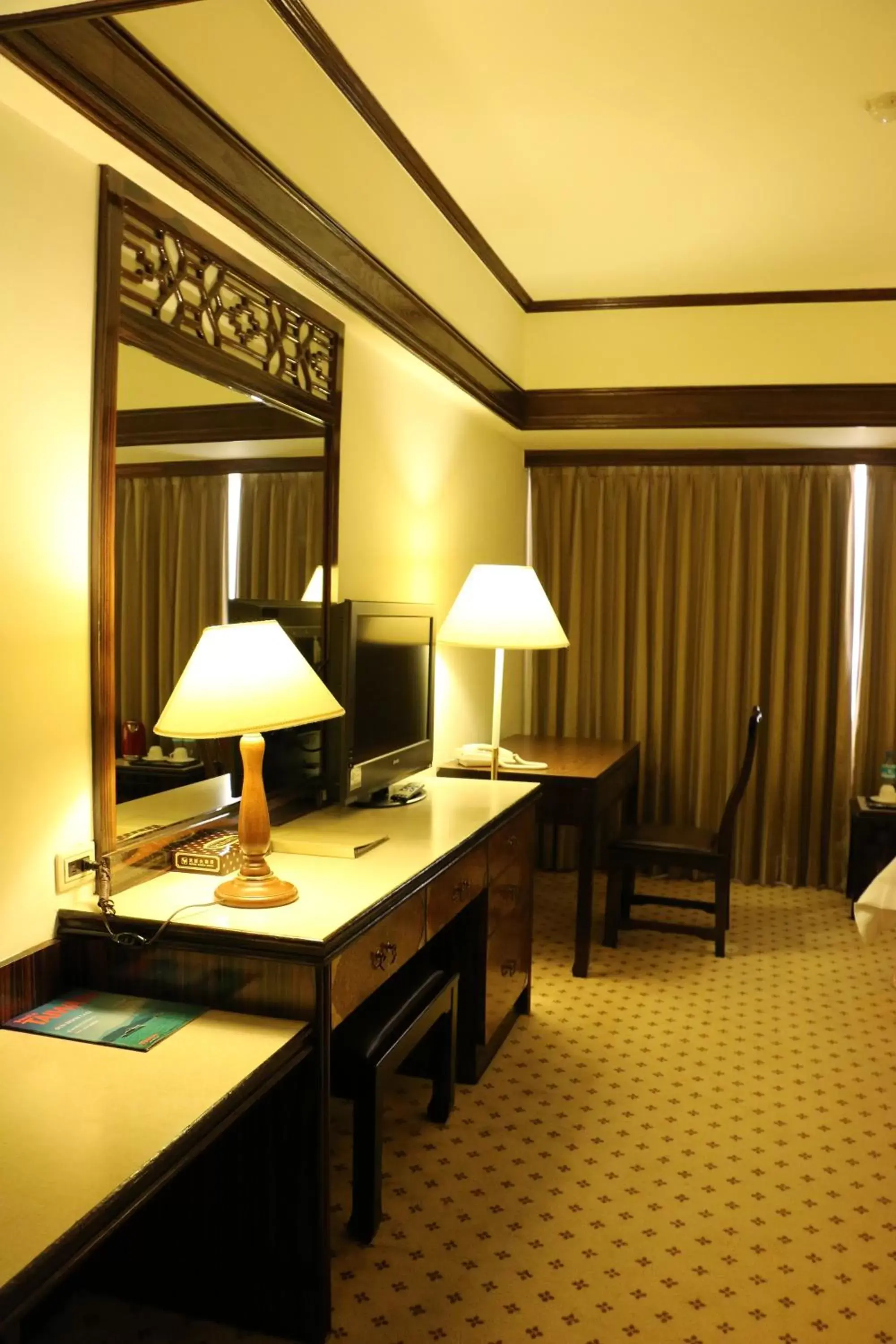Bedroom, TV/Entertainment Center in King's Town Hotel