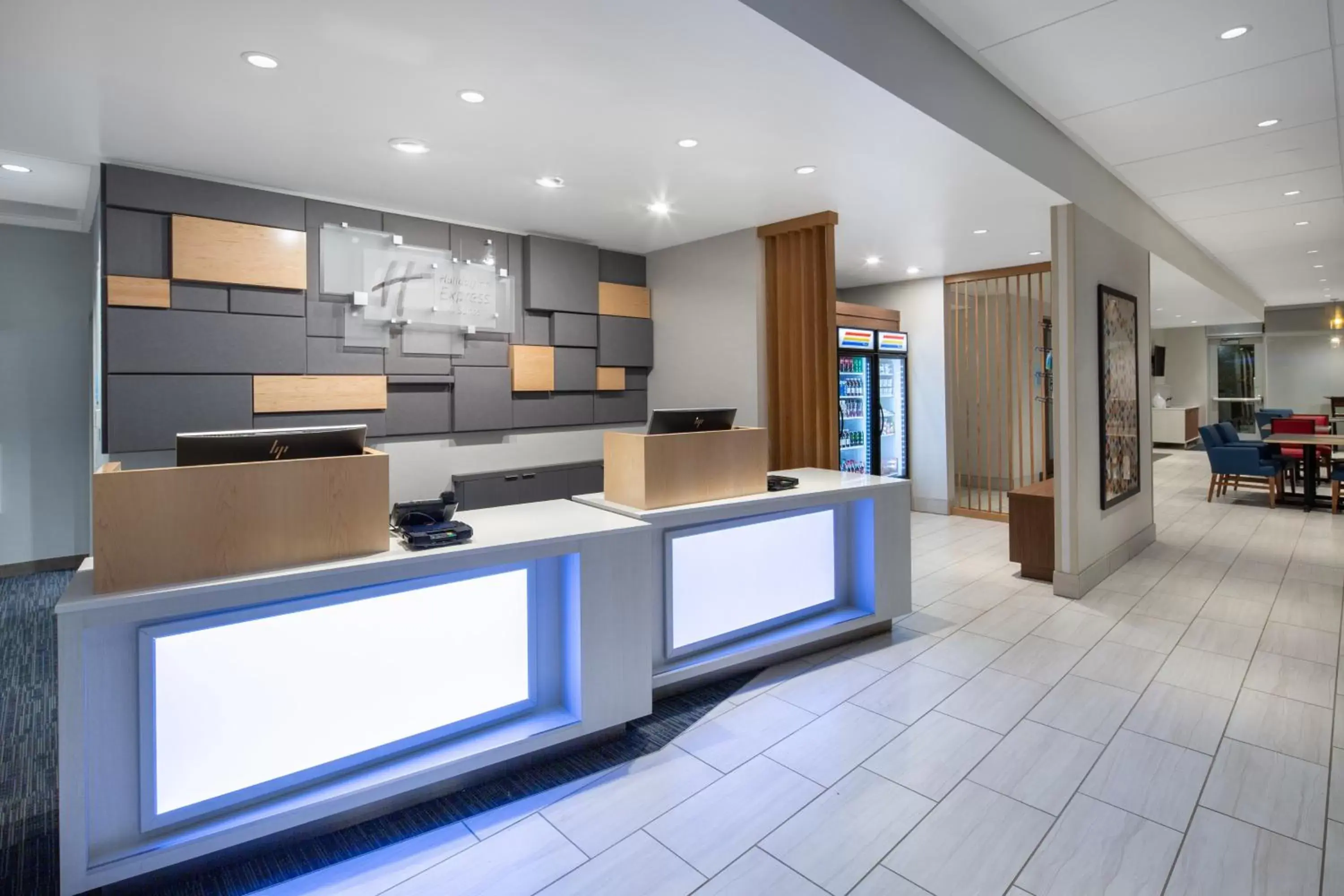 Property building, Kitchen/Kitchenette in Holiday Inn Express & Suites - Chico, an IHG Hotel