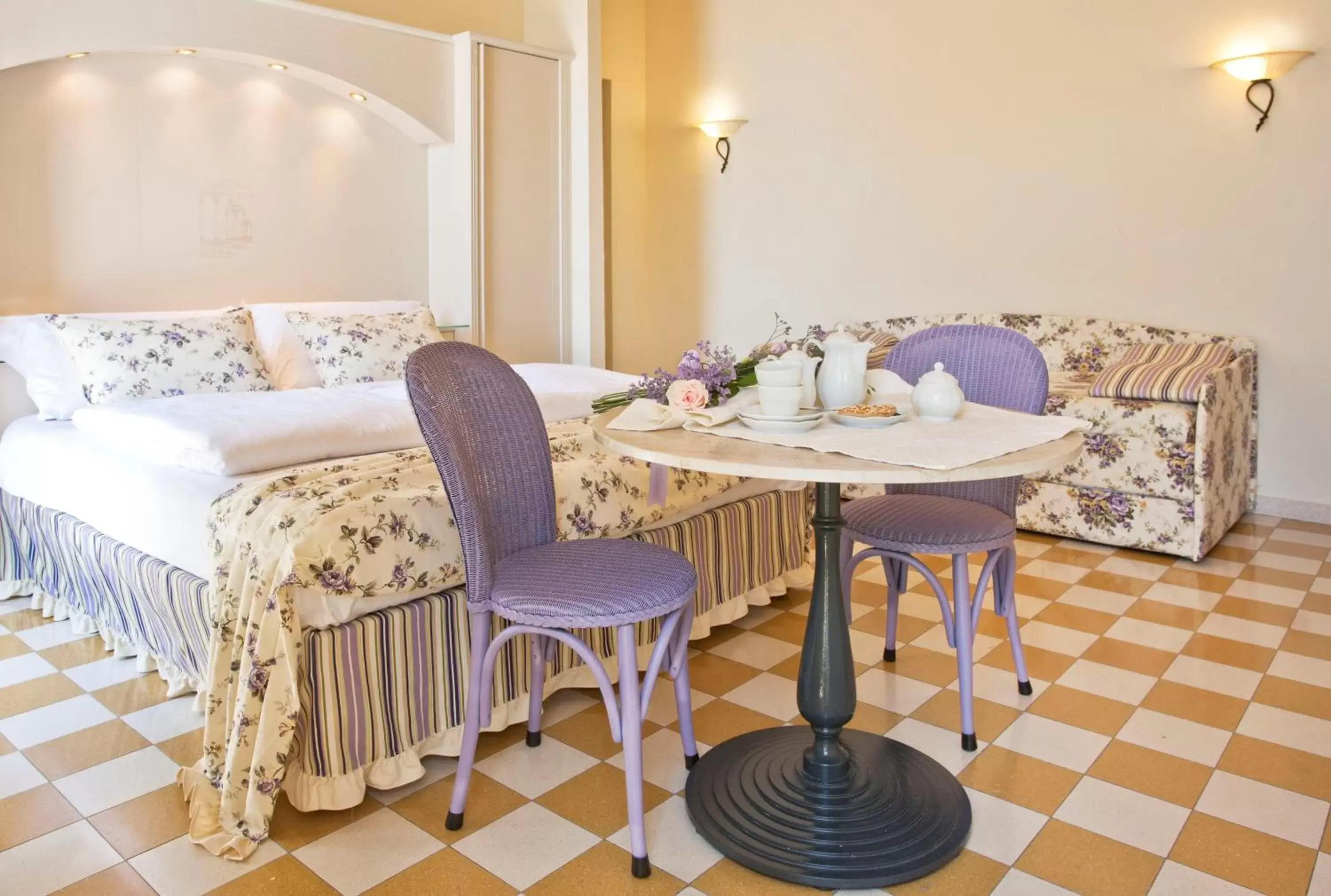 Bed, Seating Area in Bellavista Hotel Deluxe Apartments