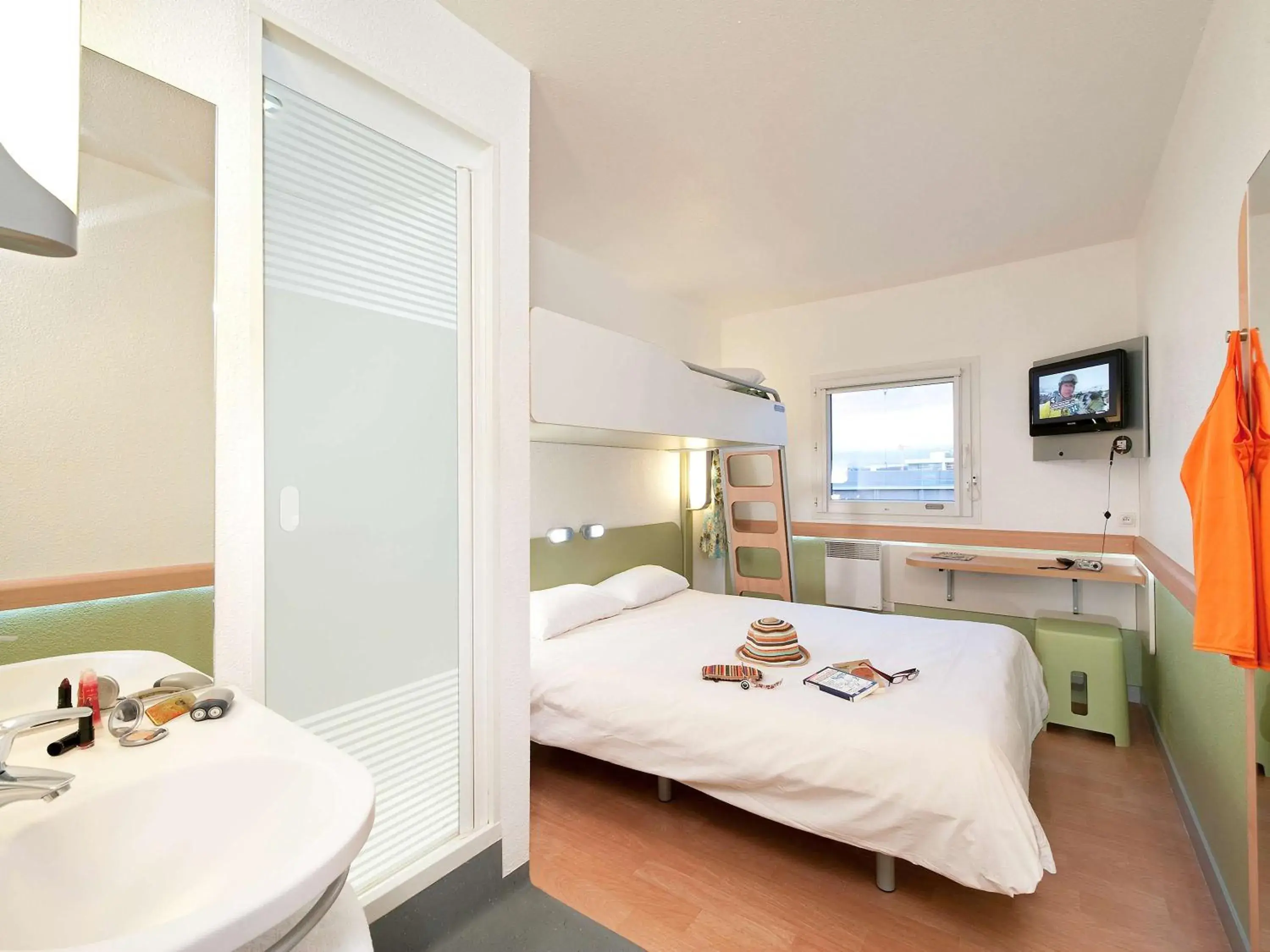 Photo of the whole room in Ibis Budget Orly Chevilly Tram 7