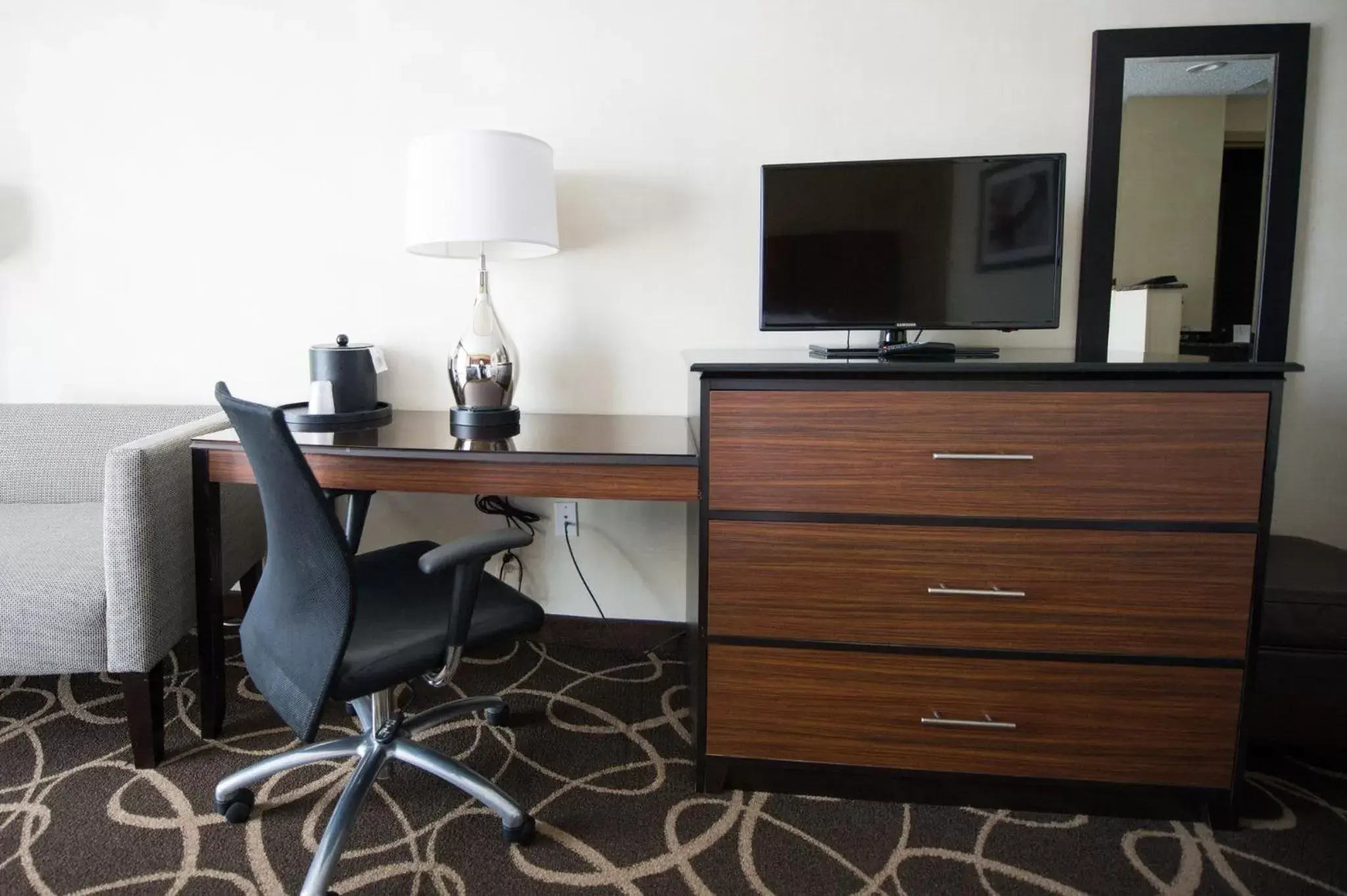 Photo of the whole room, TV/Entertainment Center in Holiday Inn Newark International Airport