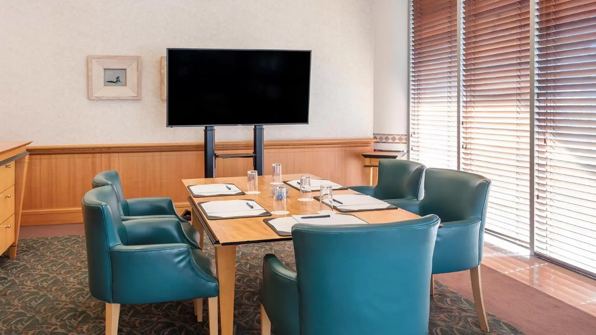 Meeting/conference room, TV/Entertainment Center in Oaks Gold Coast Hotel