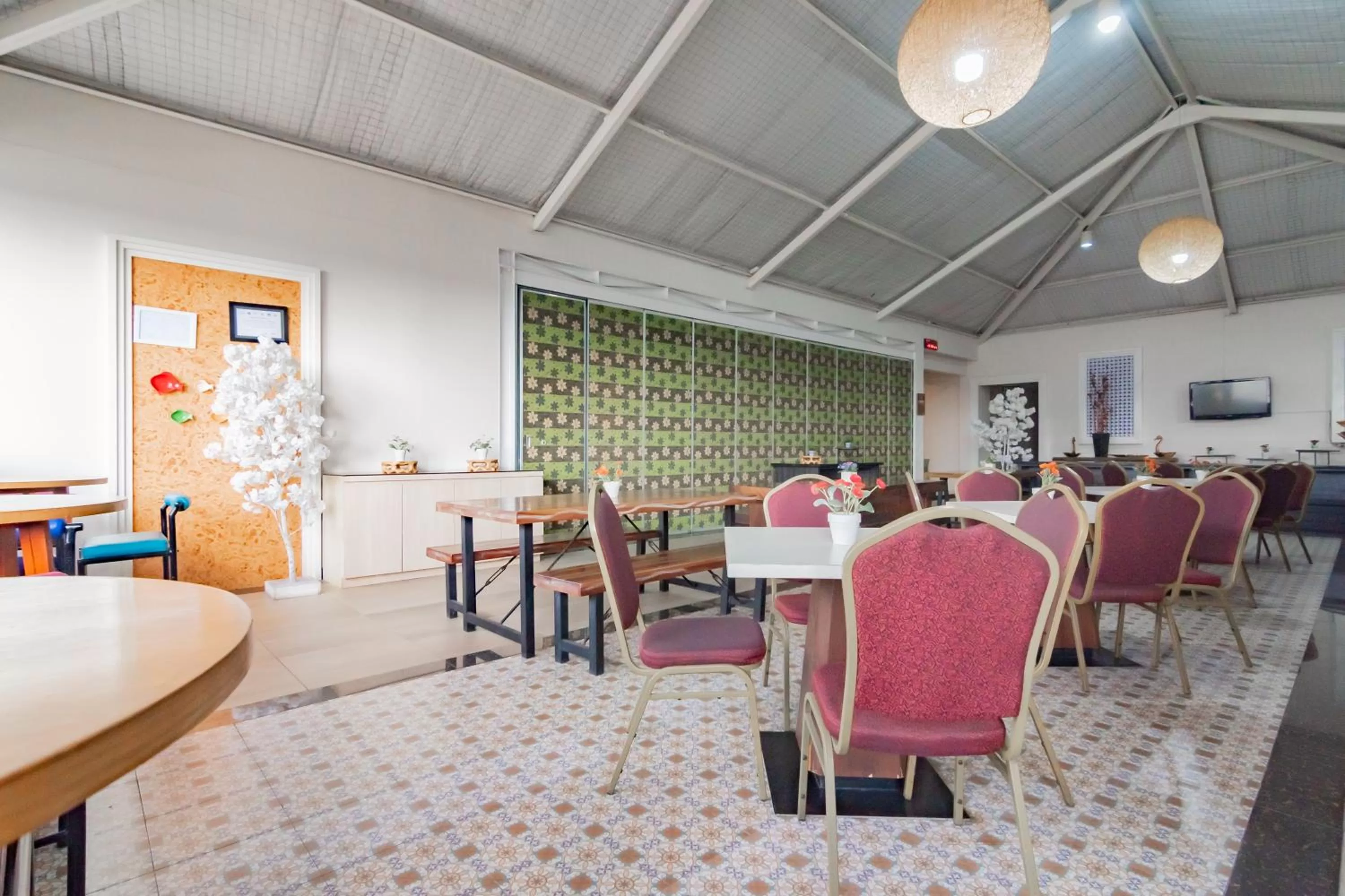 Restaurant/places to eat in RedDoorz Premium near Bandung Station