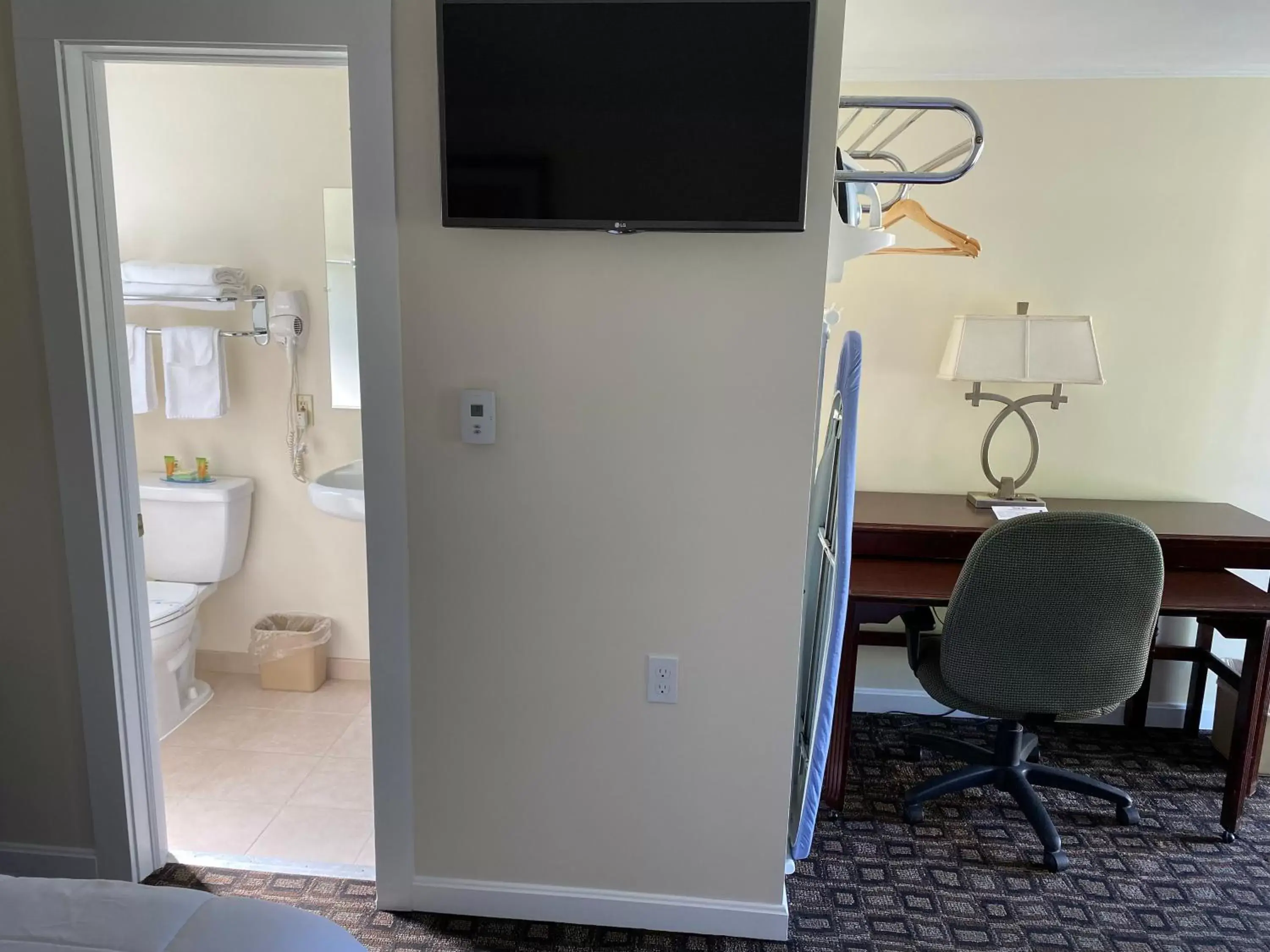 Photo of the whole room, TV/Entertainment Center in Villager Motel