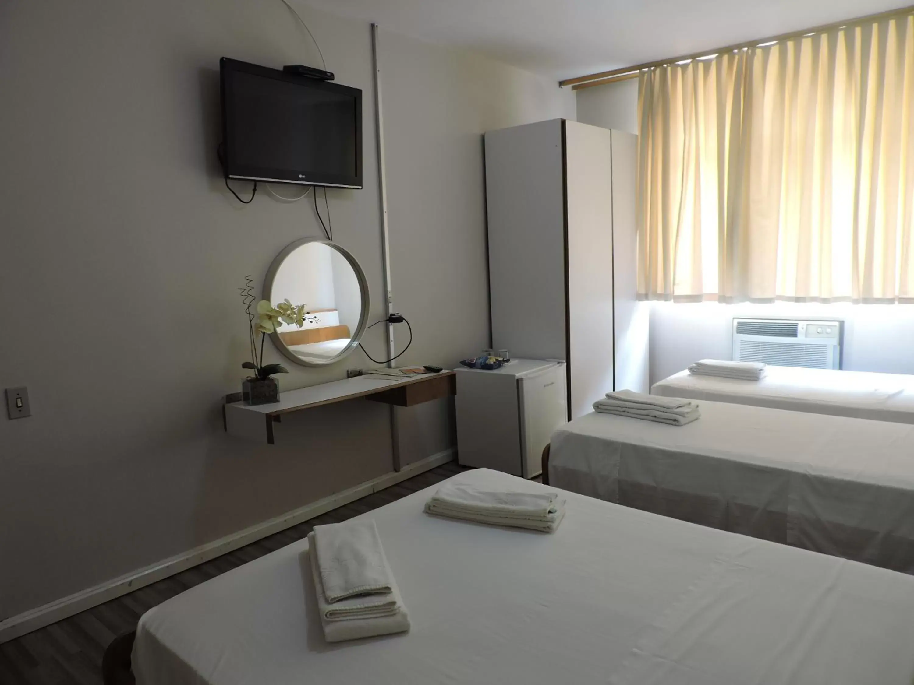 Bed, TV/Entertainment Center in Rede Andrade San Martin