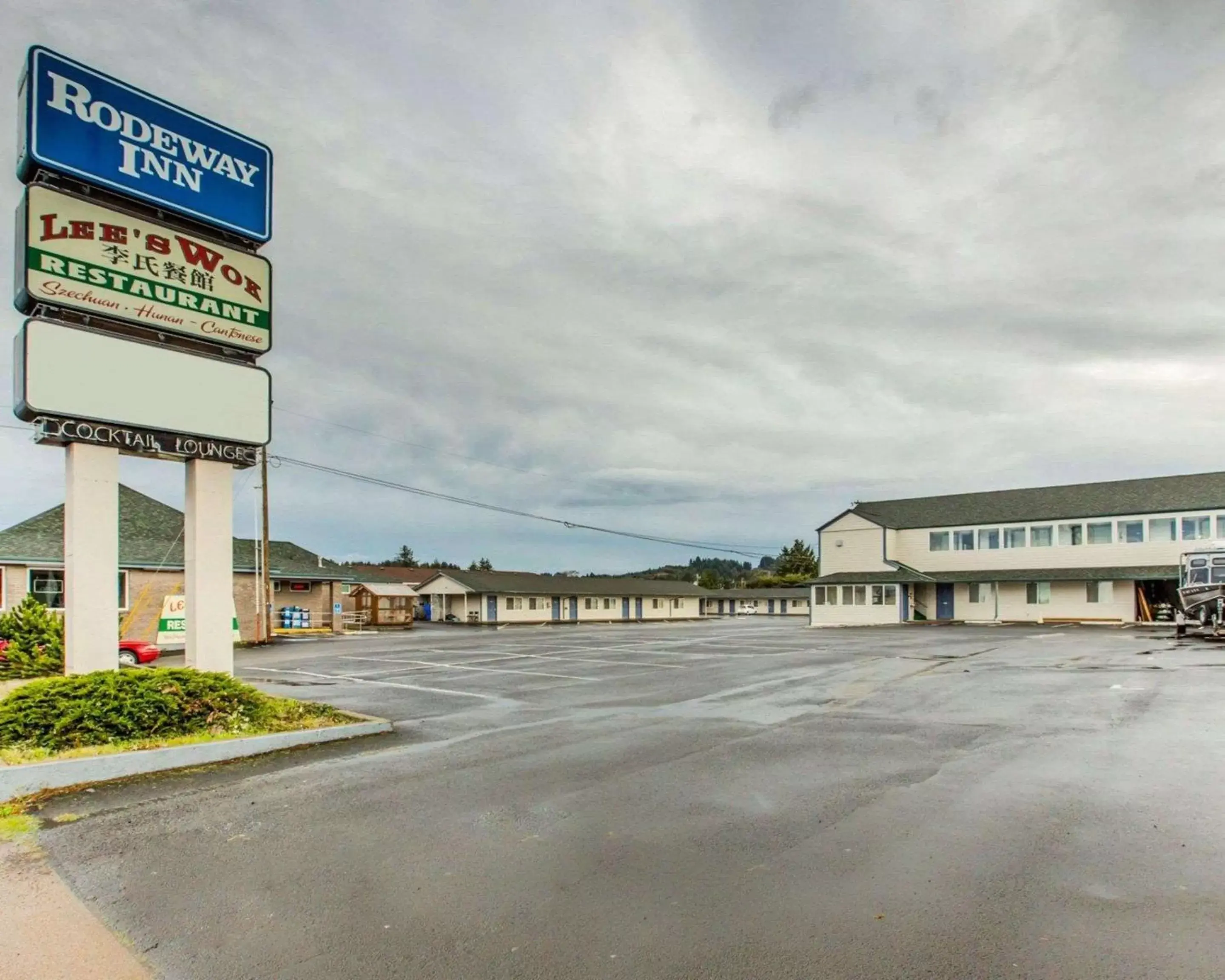 Property building in Rodeway Inn Newport Property building in Rodeway Inn Newport