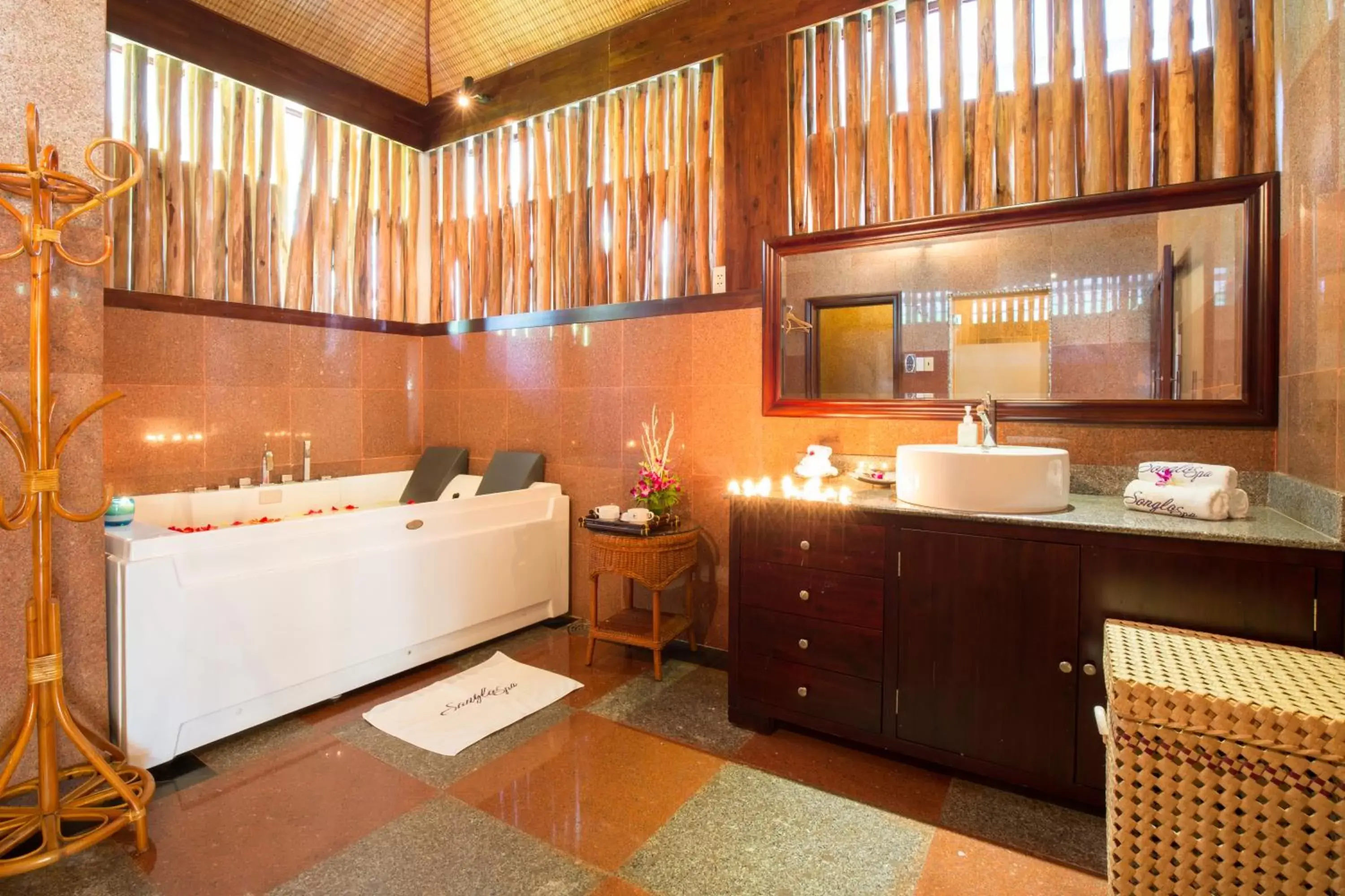 Hot Tub, Bathroom in Diamond Bay Resort & Spa