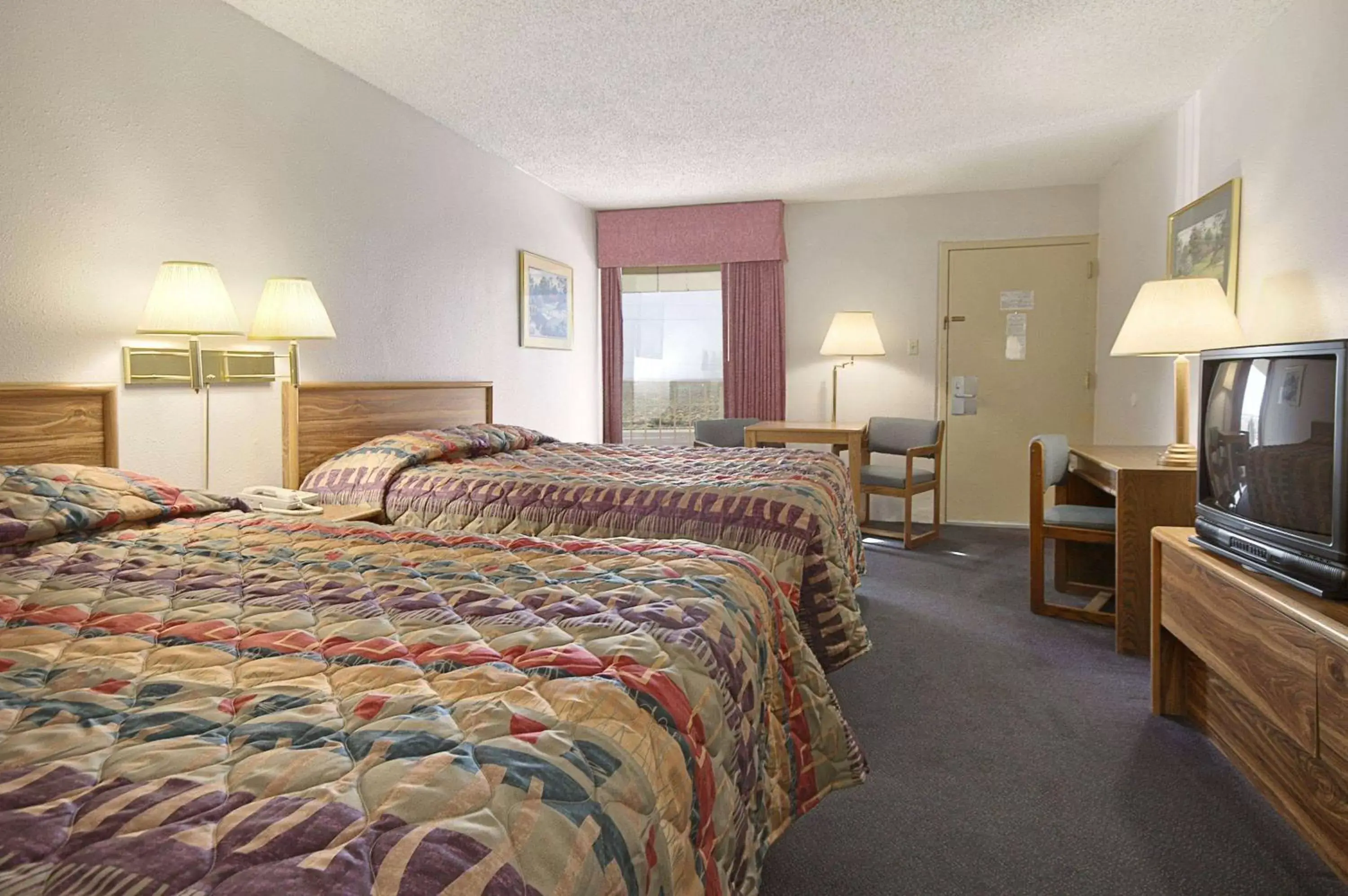 Photo of the whole room, Bed in Ramada by Wyndham Sterling