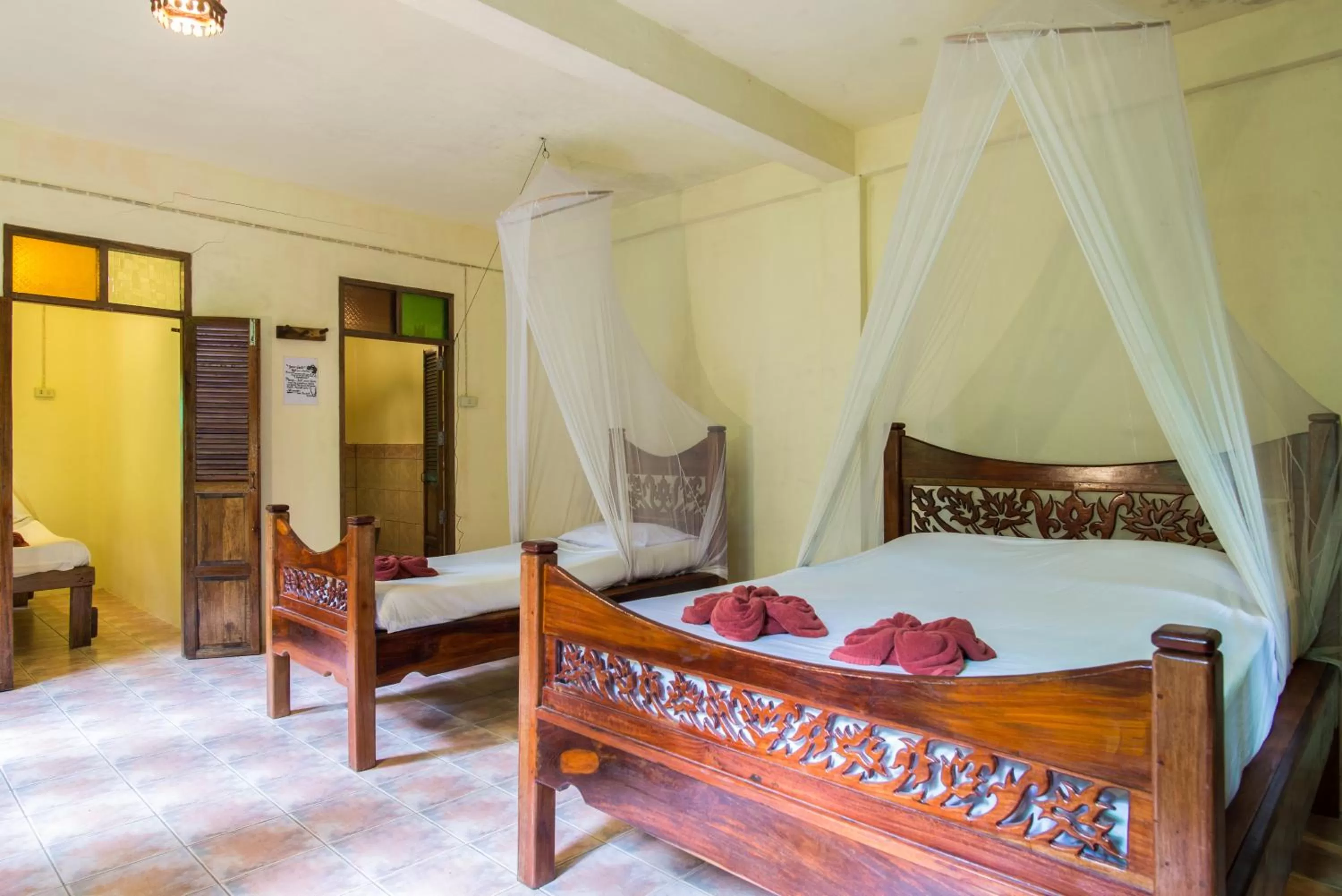 Photo of the whole room, Bed in Art's Riverview Lodge