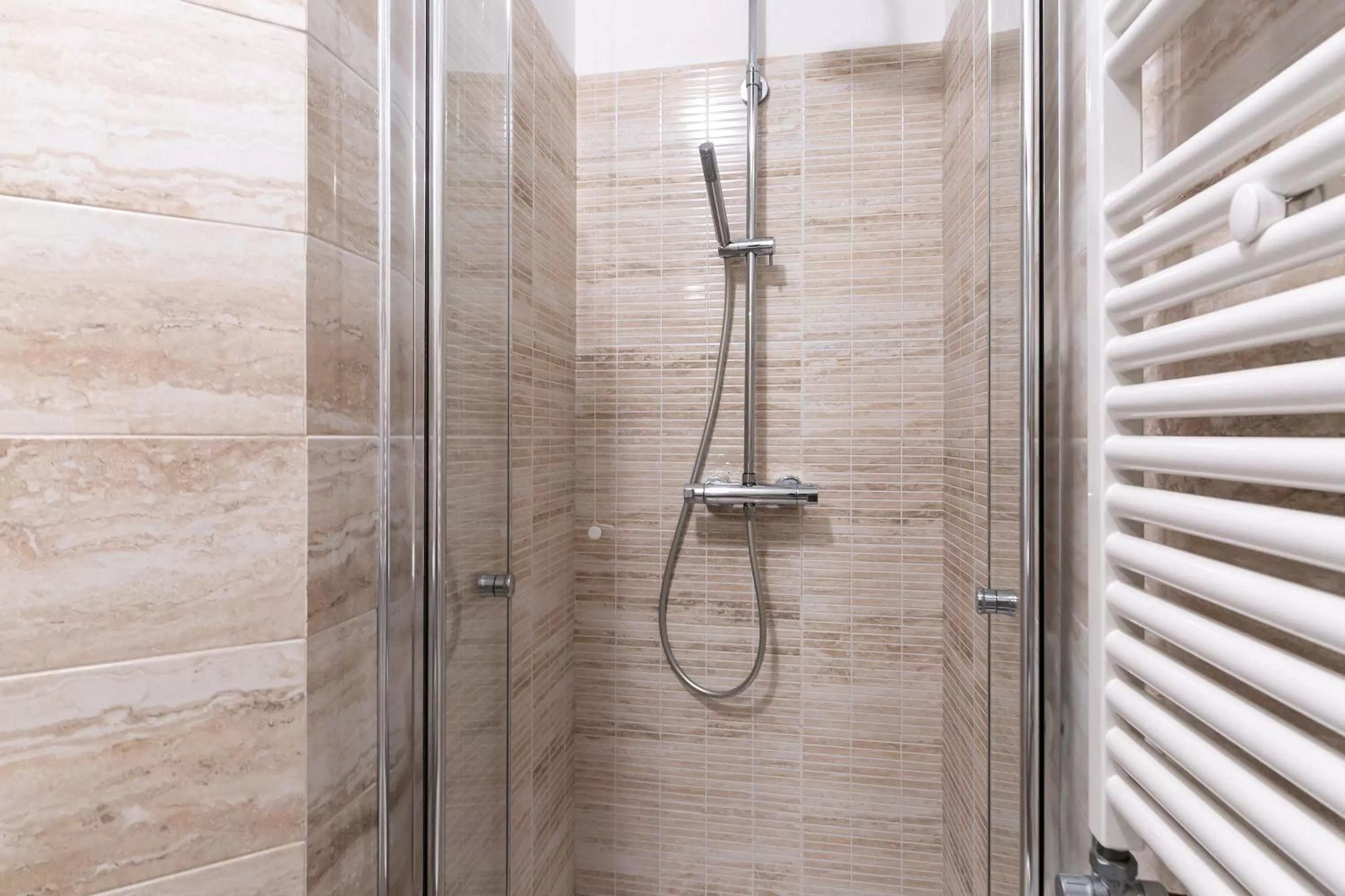 Shower in Rialto Suite 707