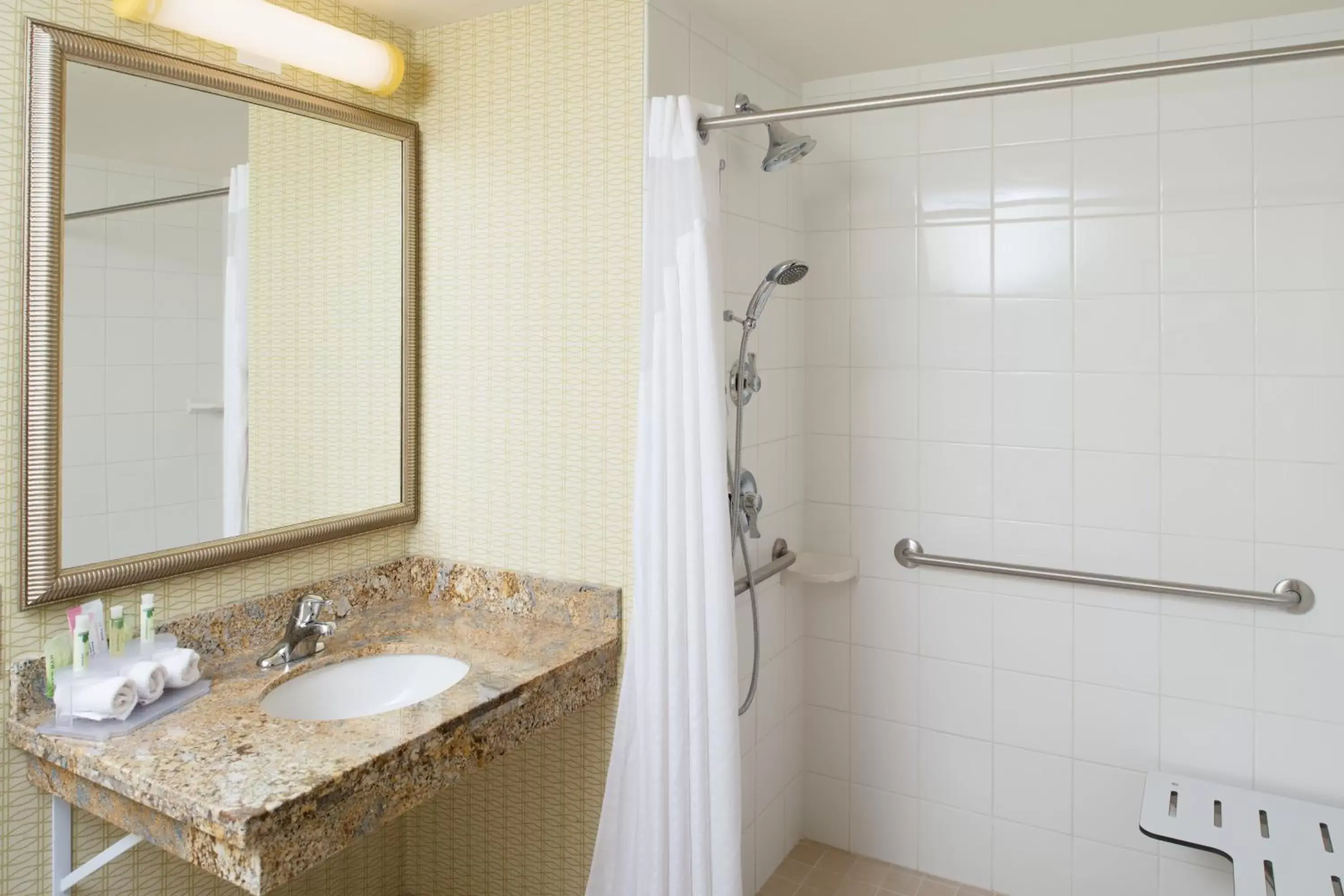 Shower, Bathroom in Glacier Peaks Hotel