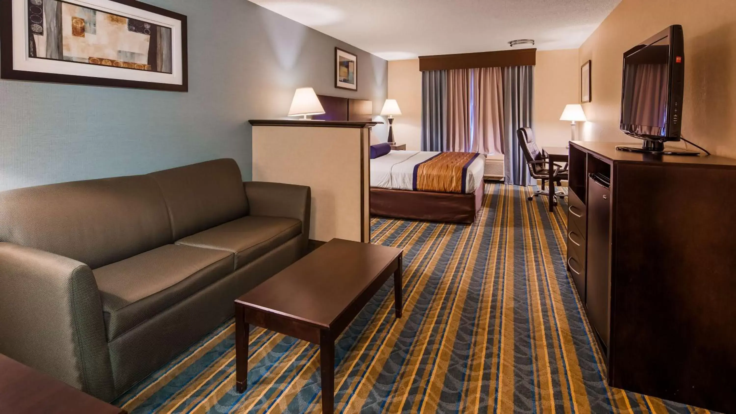 Photo of the whole room, Seating Area in Best Western Plus Berkshire Hills Inn & Suites