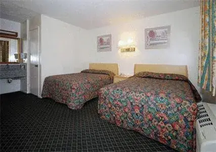 Photo of the whole room, Bed in Riverside Inn & Suites