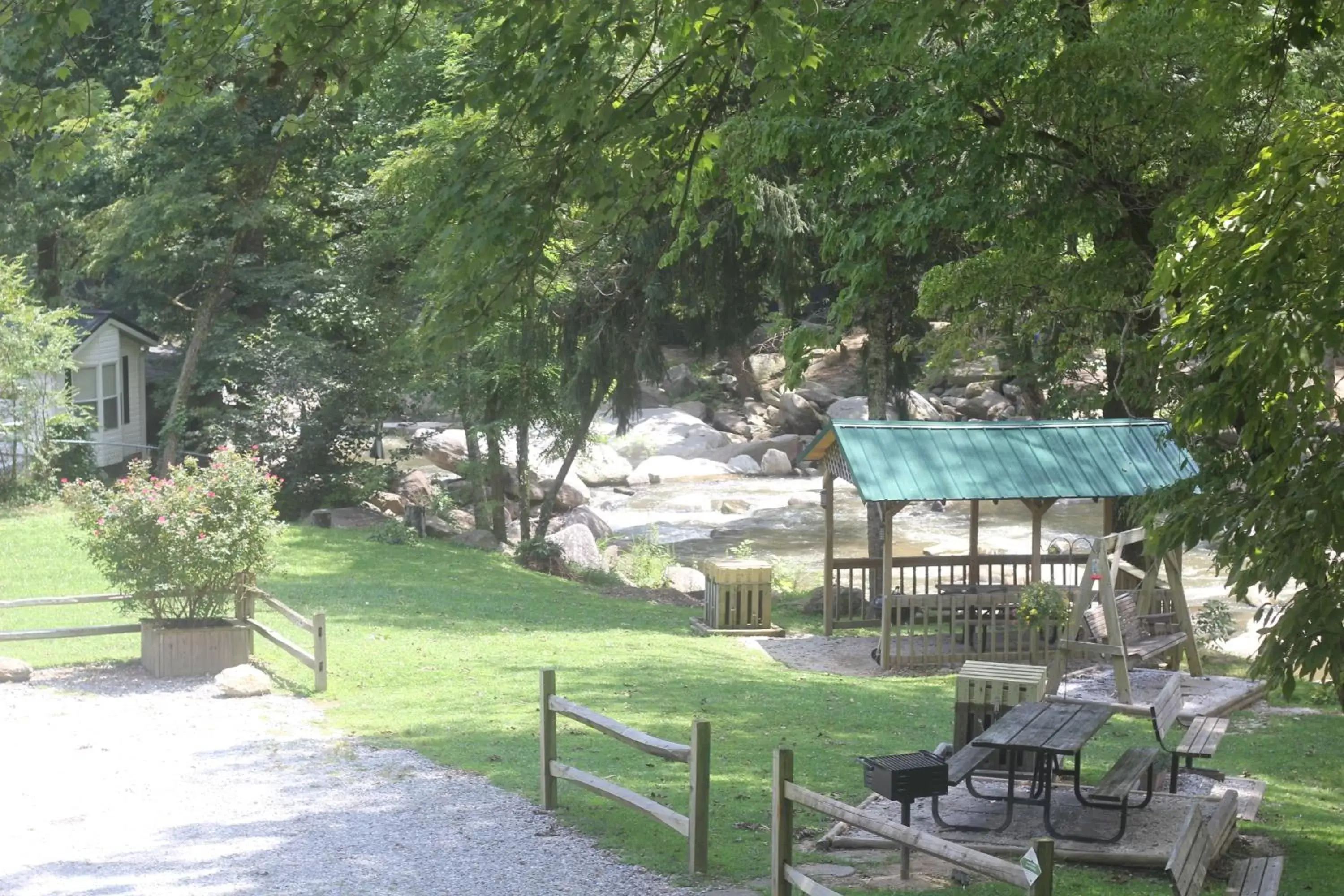 The Evening Shade River Lodge and Cabins