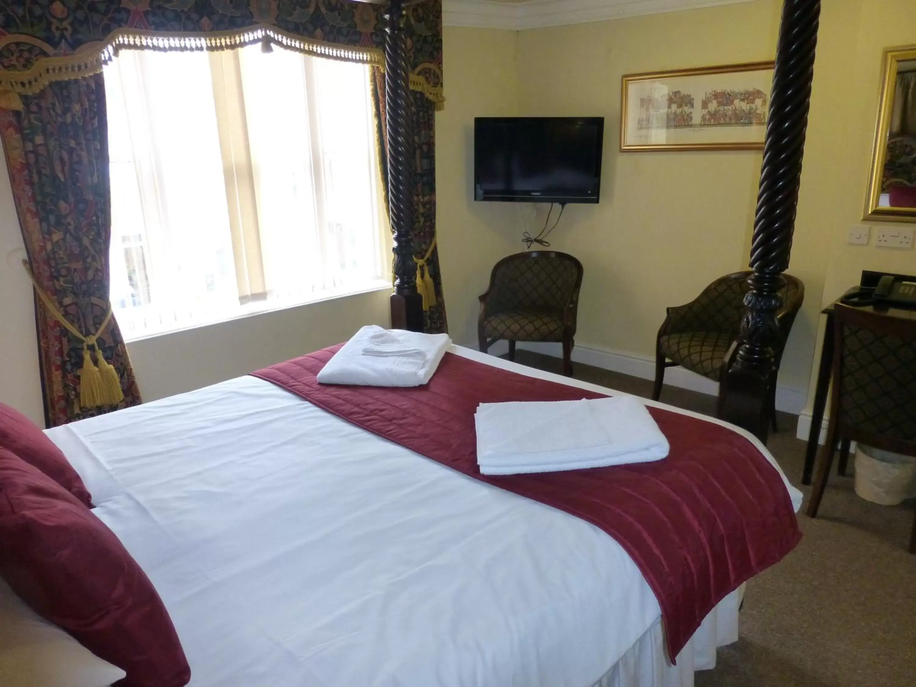 Bedroom, Bed in The Atherstone Red Lion Hotel