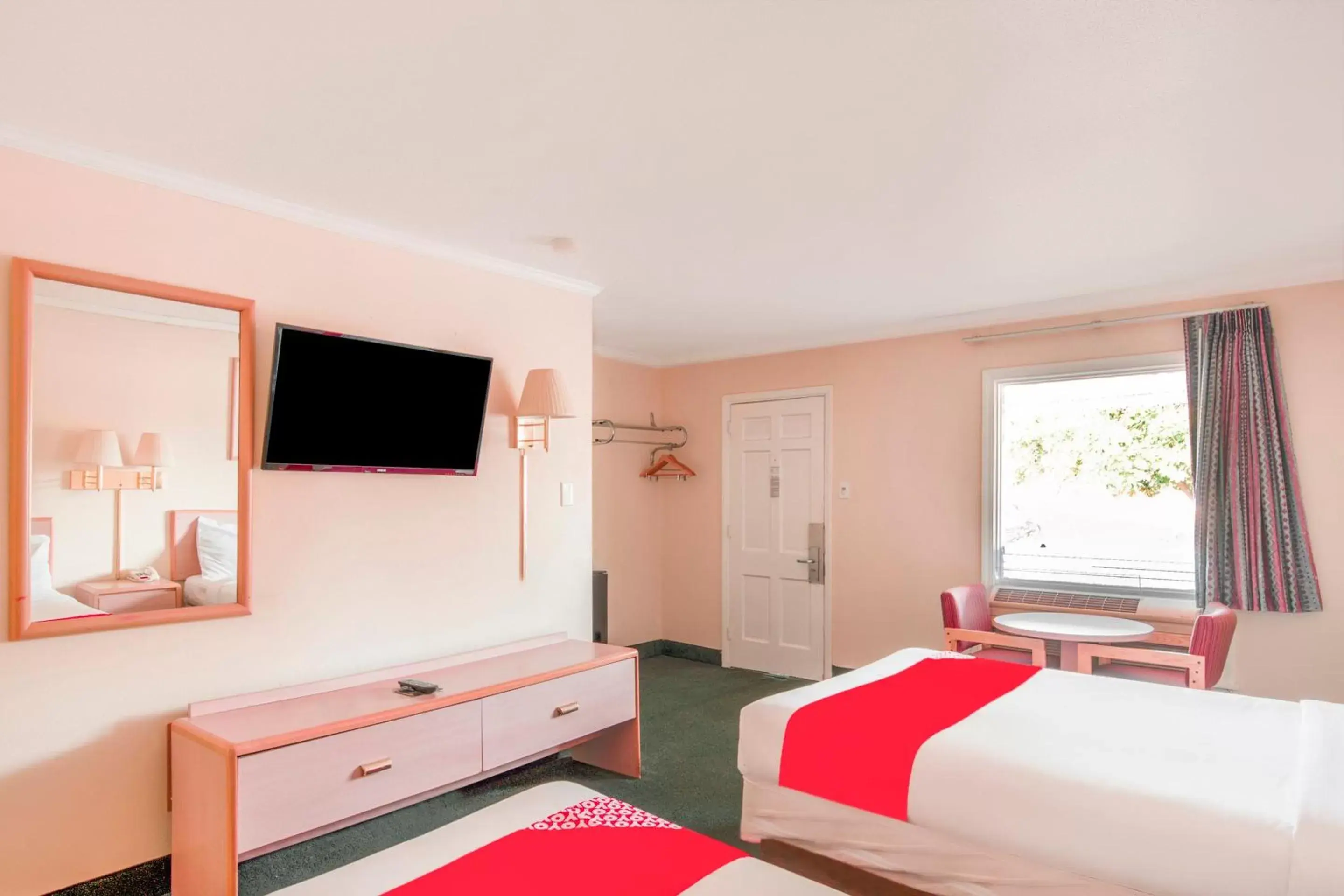 Bedroom, TV/Entertainment Center in OYO Hotel Durham West Hills