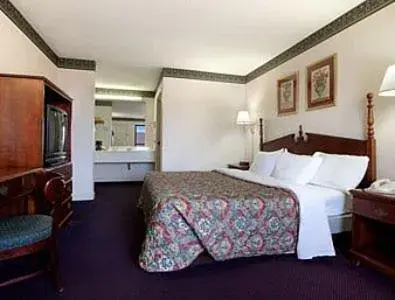 Bedroom, Bed in Days Inn by Wyndham Dillon
