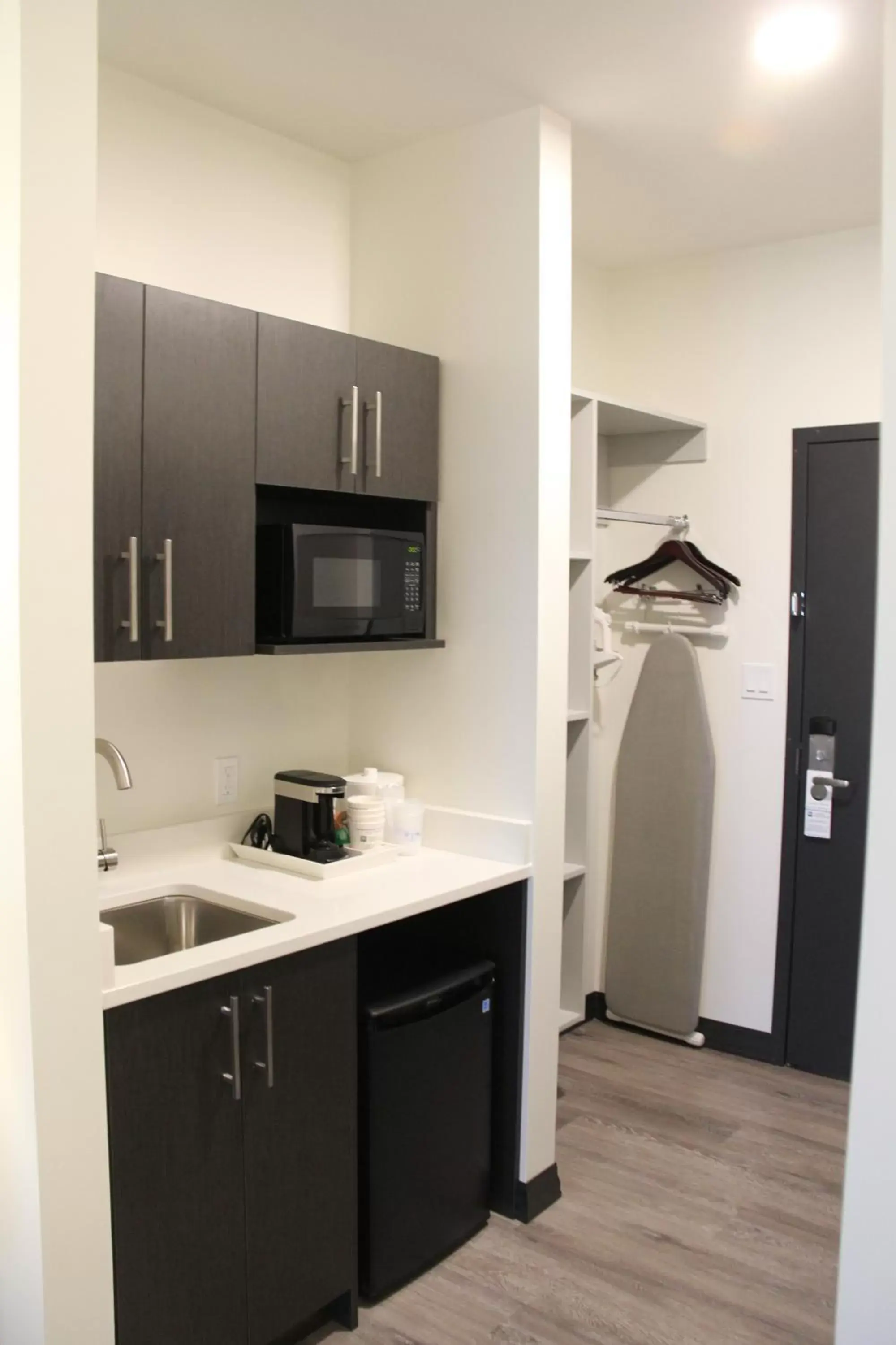 Kitchen or kitchenette, Kitchen/Kitchenette in Best Western Plus Winkler