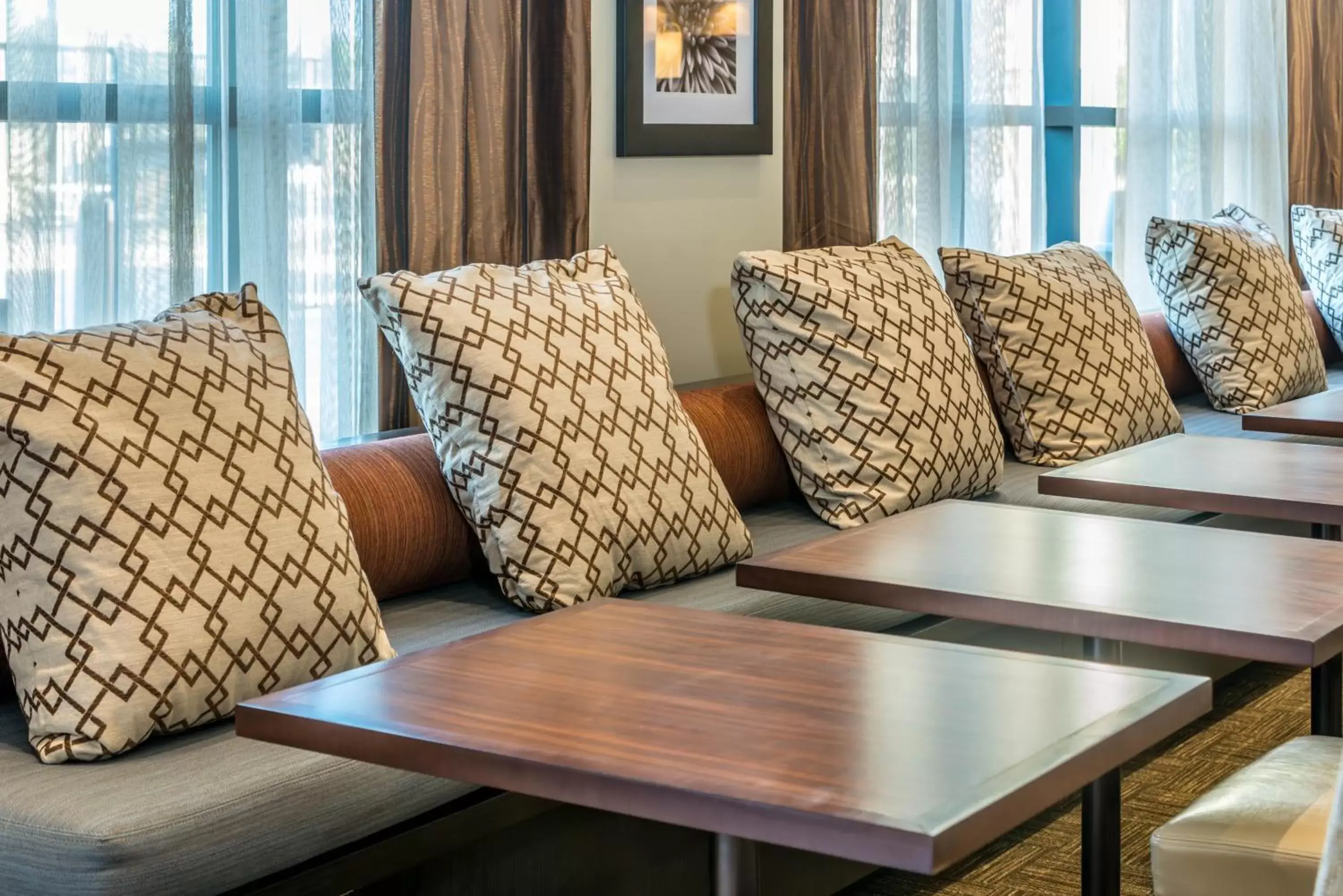 Restaurant/places to eat, Seating Area in Staybridge Suites Sacramento-Folsom, an IHG Hotel