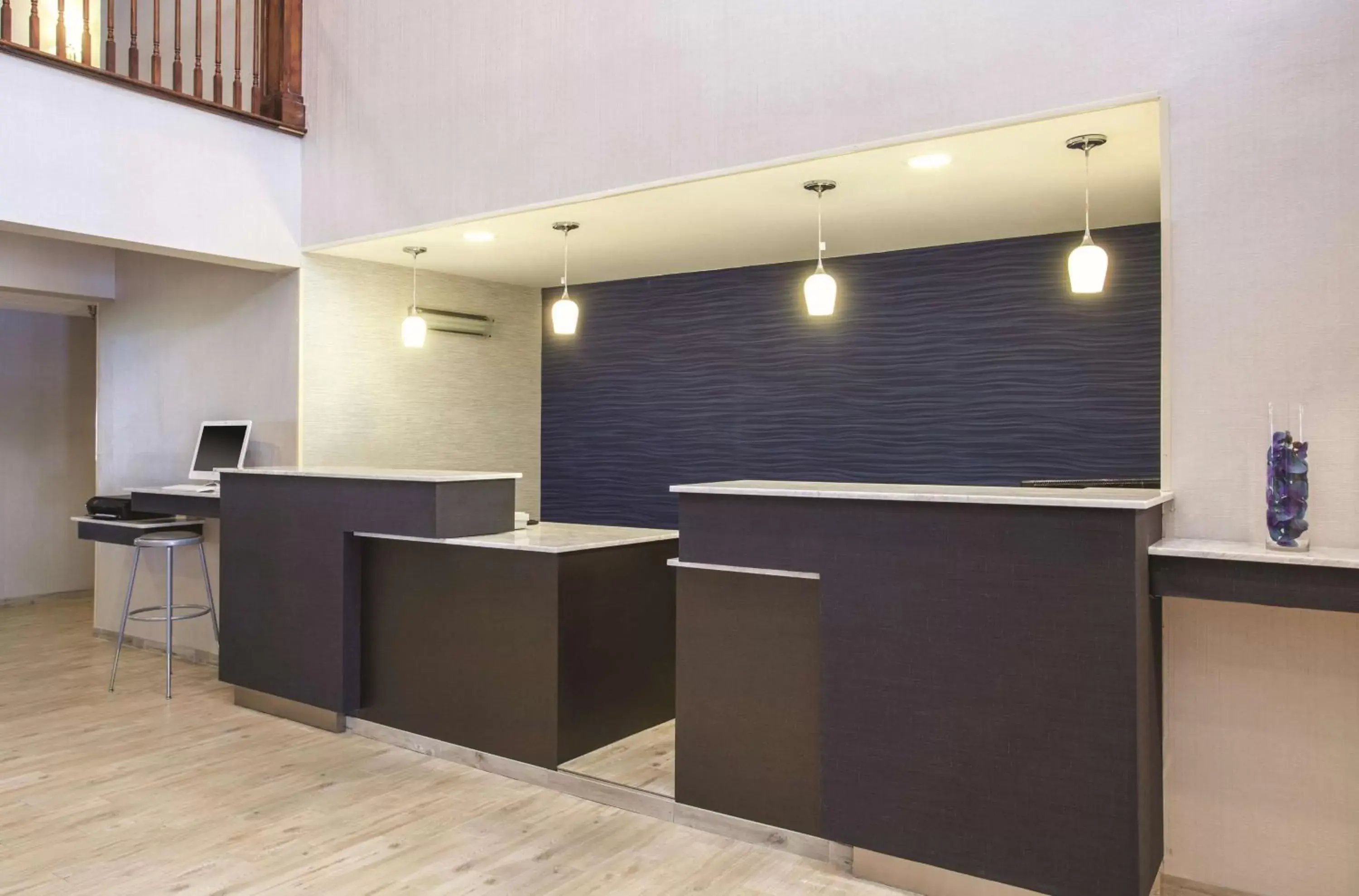 Lobby or reception, Kitchen/Kitchenette in La Quinta Inn by Wyndham Richmond South