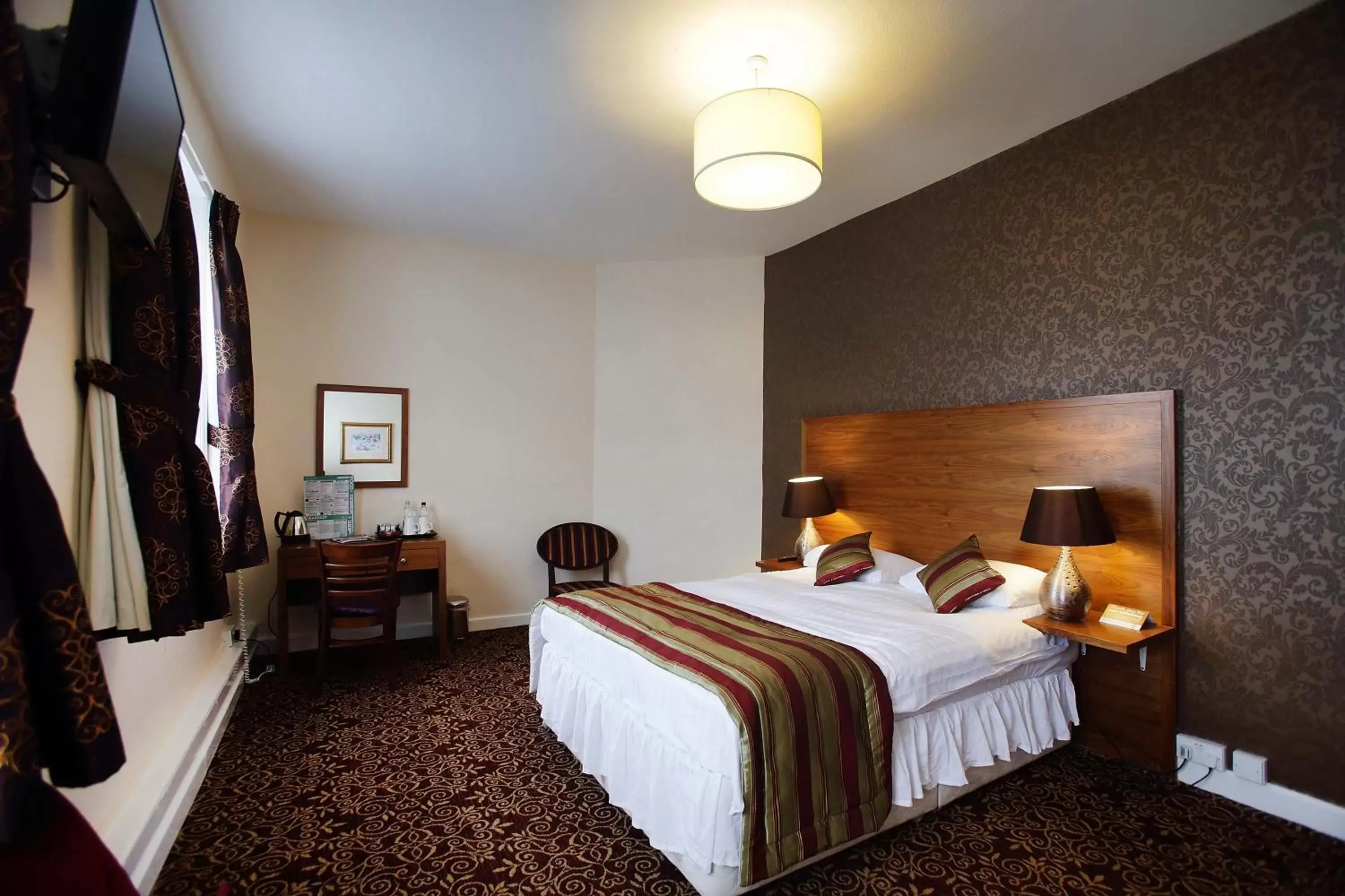 Bedroom, Bed in The Three Tuns Hotel Wetherspoon