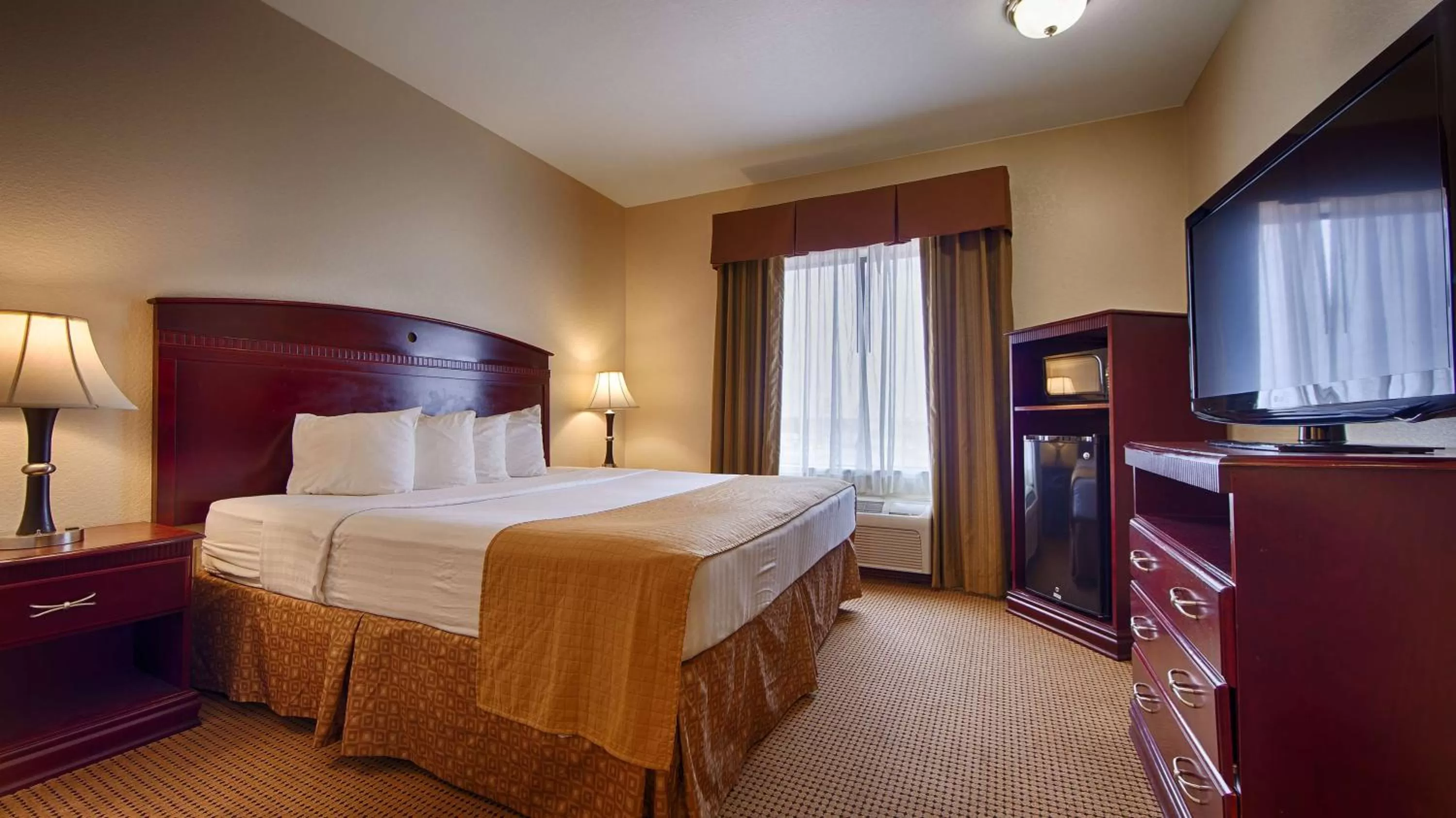 King Room with Mobility Accessible Tub in Best Western Palace Inn & Suites