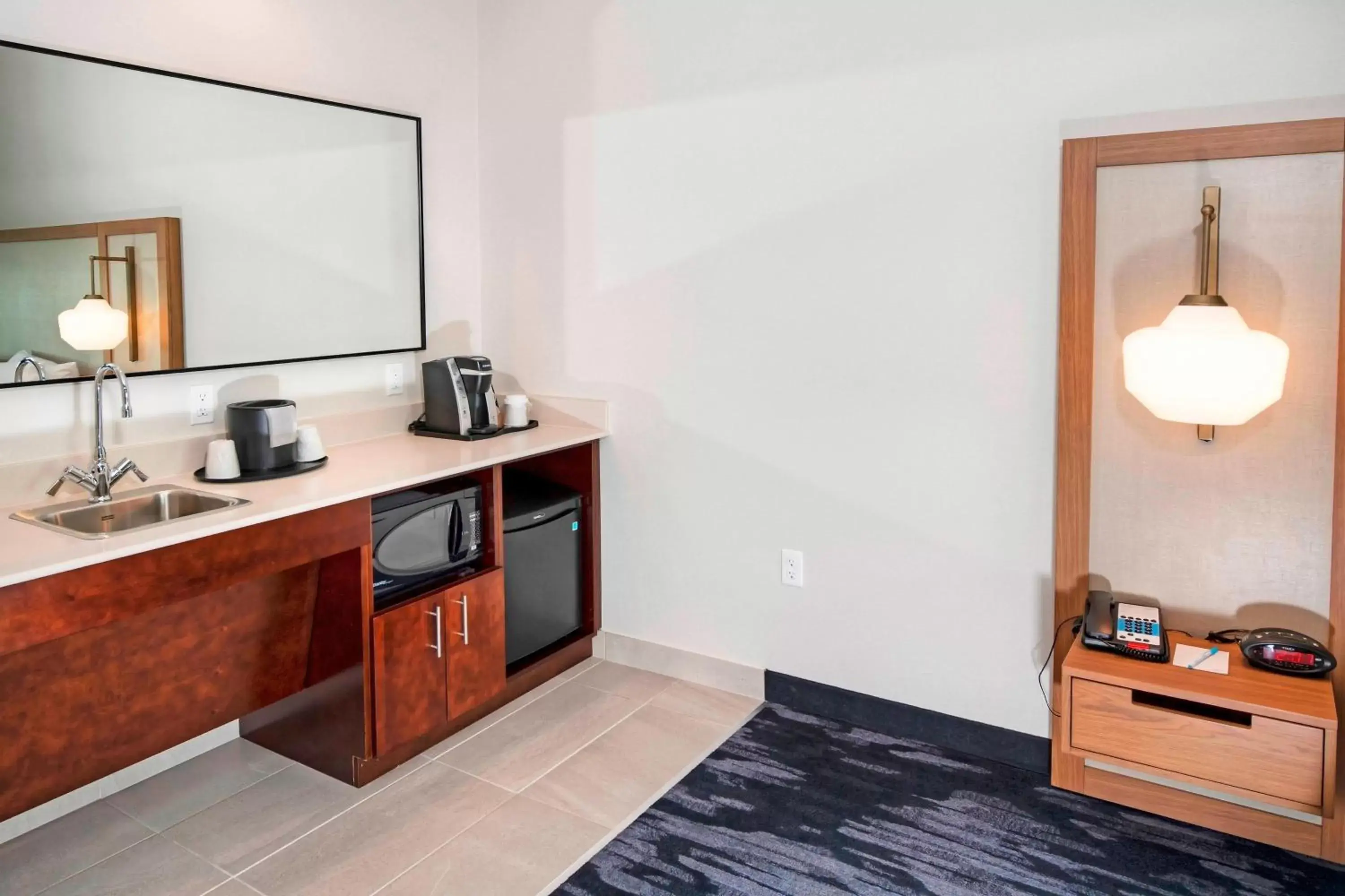 Photo of the whole room, Kitchen/Kitchenette in Fairfield Inn & Suites by Marriott Ottawa Airport