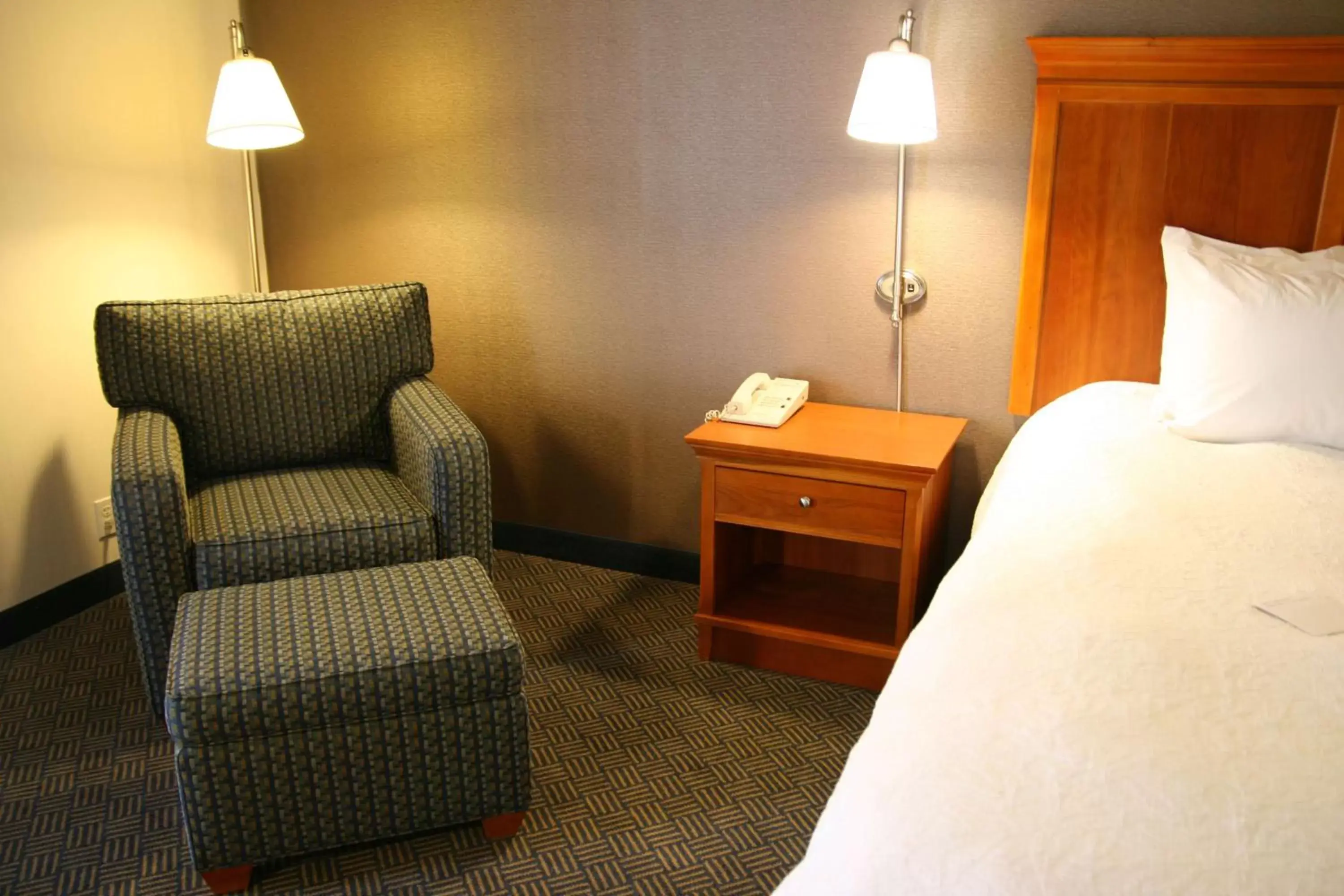 Bed, Seating Area in Hampton Inn San Marcos