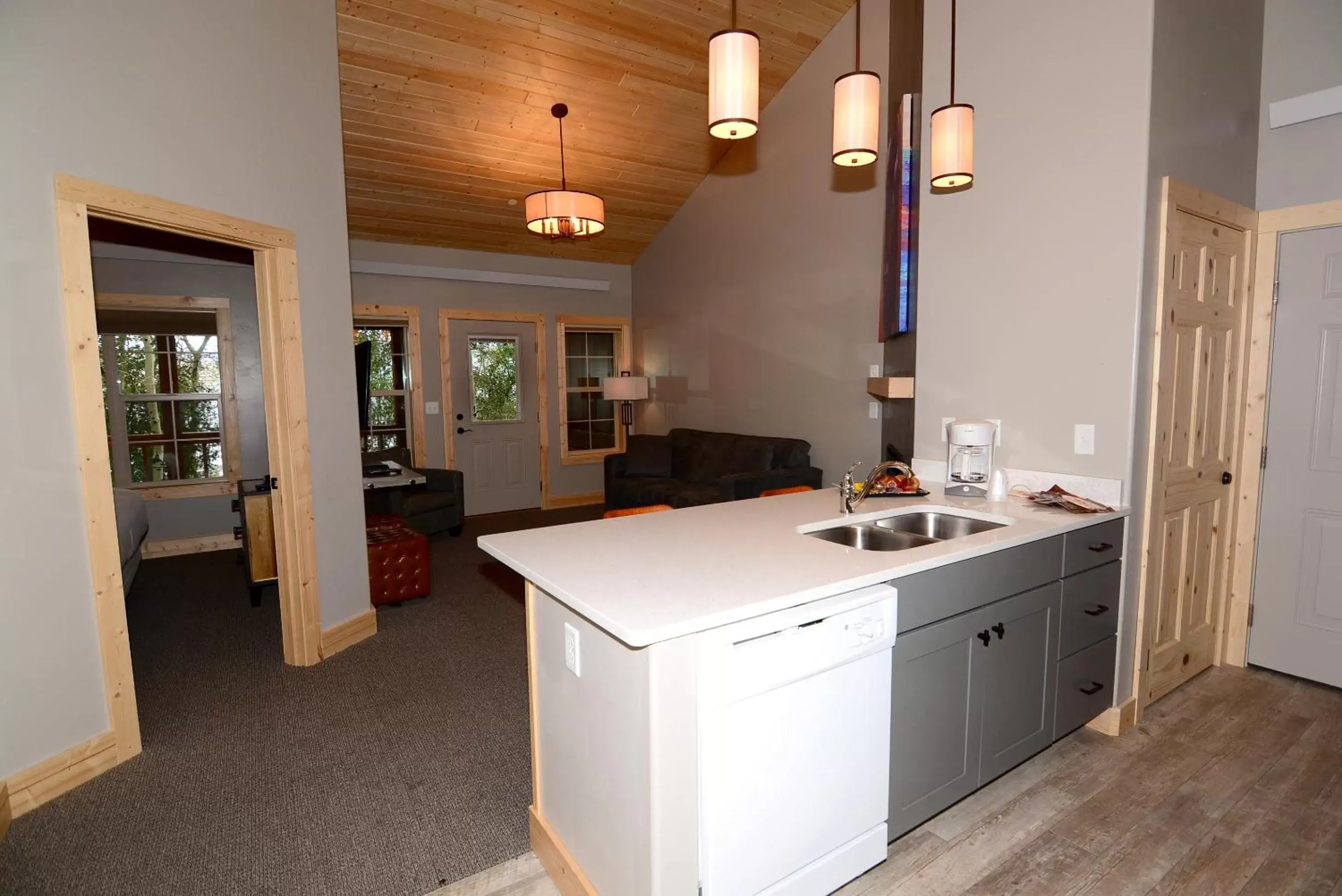 Dining area, Kitchen/Kitchenette in Lakeside Lodge Resort and Marina