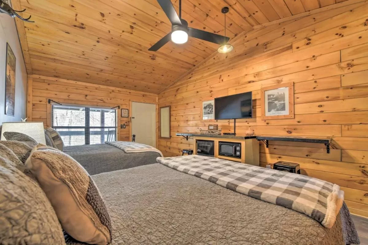 Bed in The Lodge Nantahala River